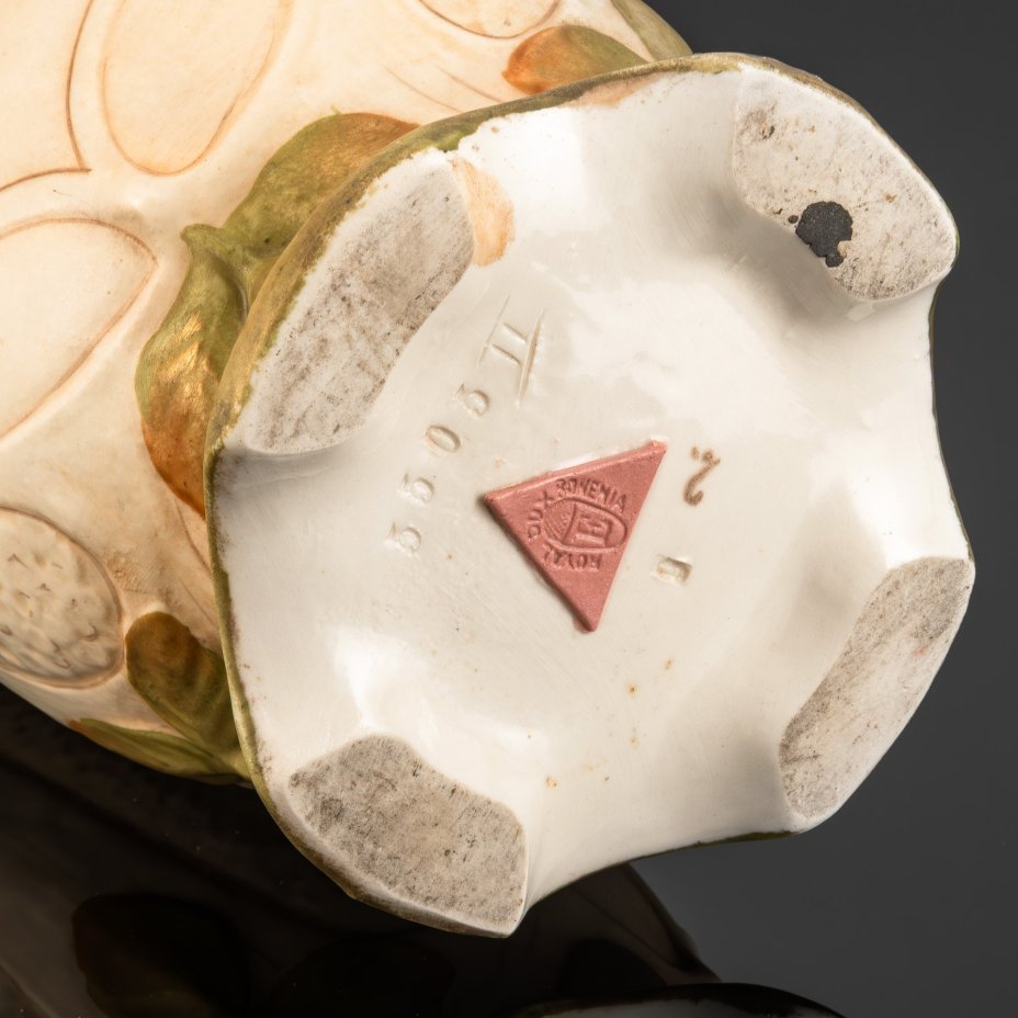 Ваза, выполненная в стиле модерн с рельефным декором в виде розовых цветов, фарфор, роспись, Royal Dux, Австро-Венгрия, 1900-1918 гг.