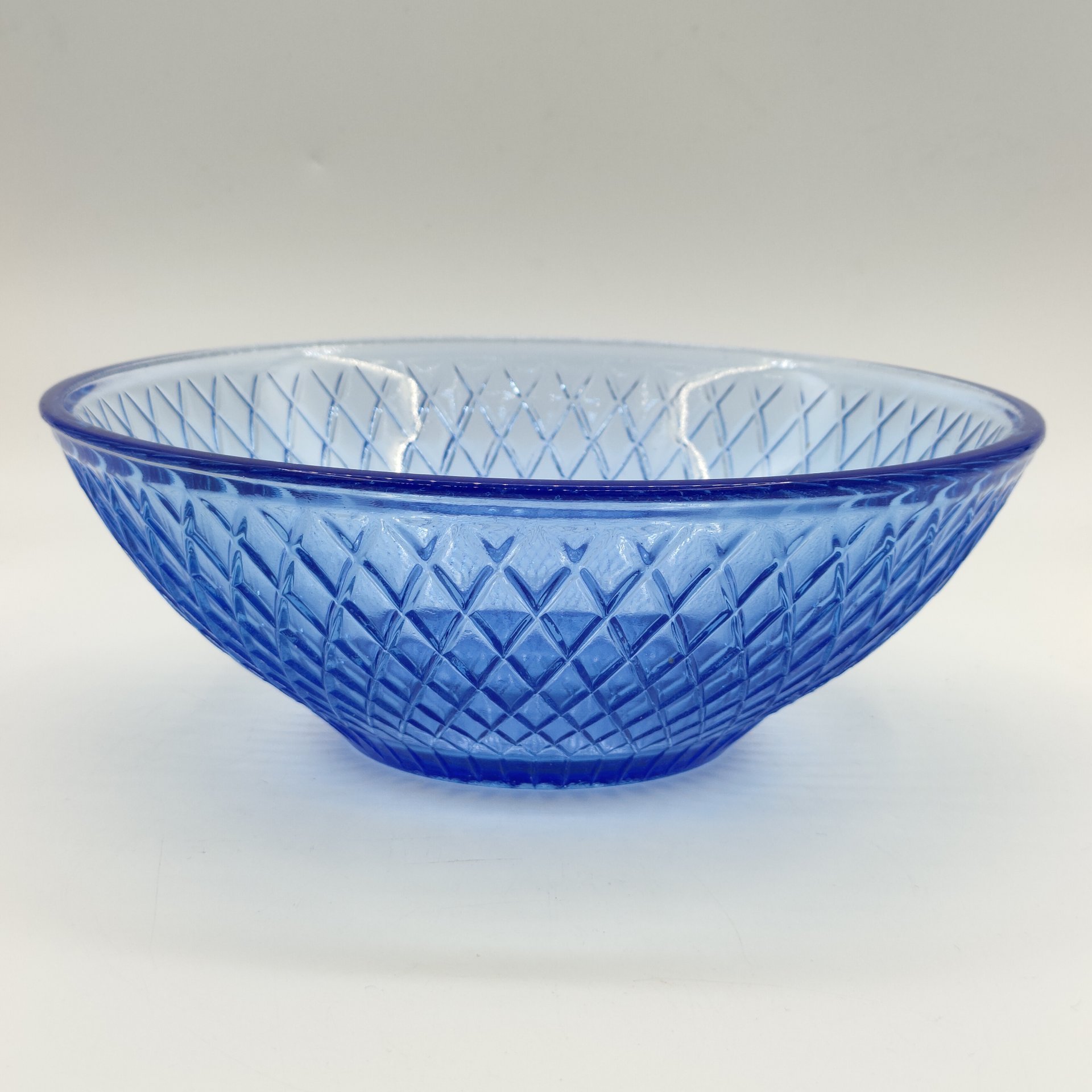 Салатник круглой формы с геометрическим объёмным декором, Завод Запрудня, цветное стекло, пресс, СССР, 1970-1980 гг.