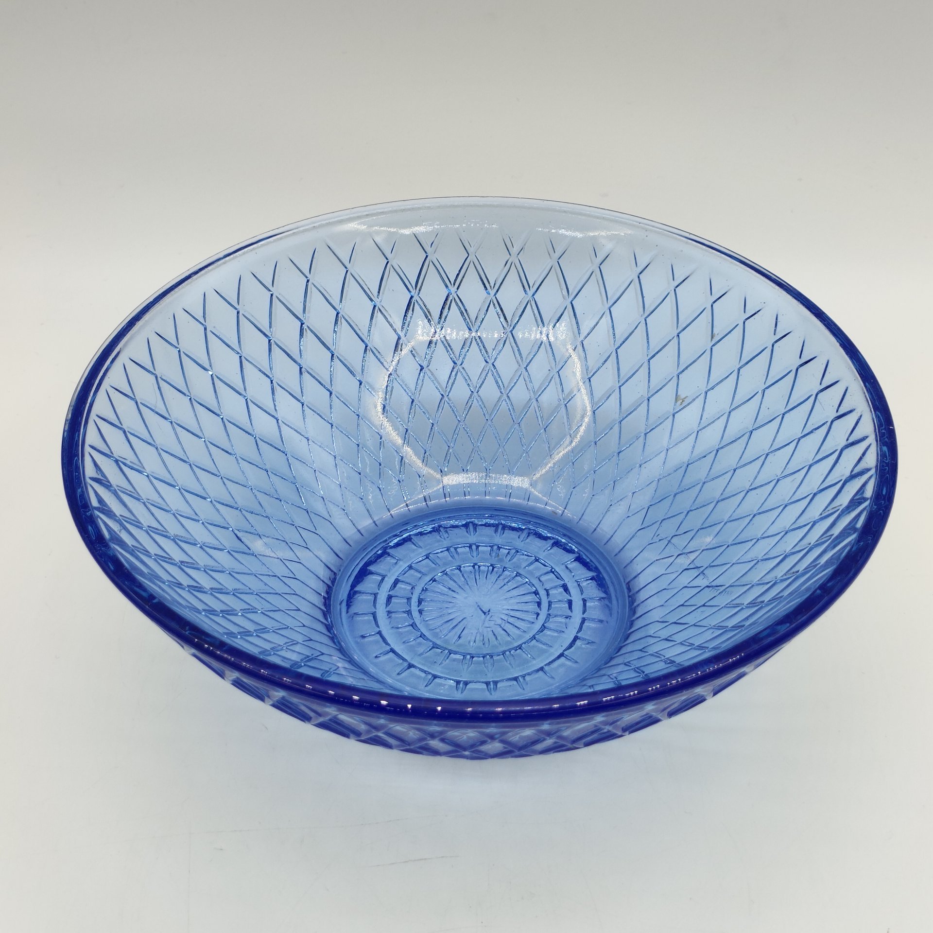 Салатник круглой формы с геометрическим объёмным декором, Завод Запрудня, цветное стекло, пресс, СССР, 1970-1980 гг.