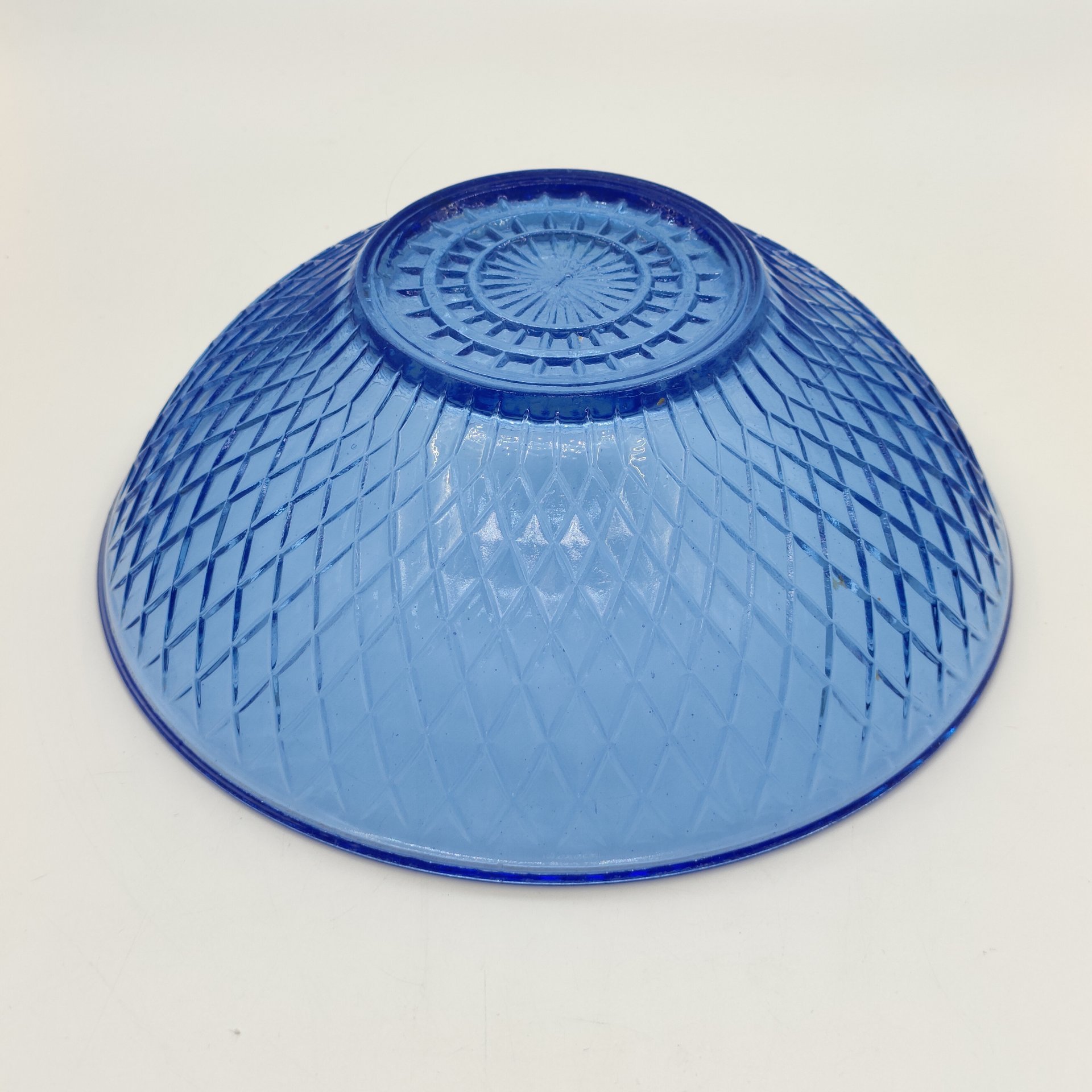 Салатник круглой формы с геометрическим объёмным декором, Завод Запрудня, цветное стекло, пресс, СССР, 1970-1980 гг.