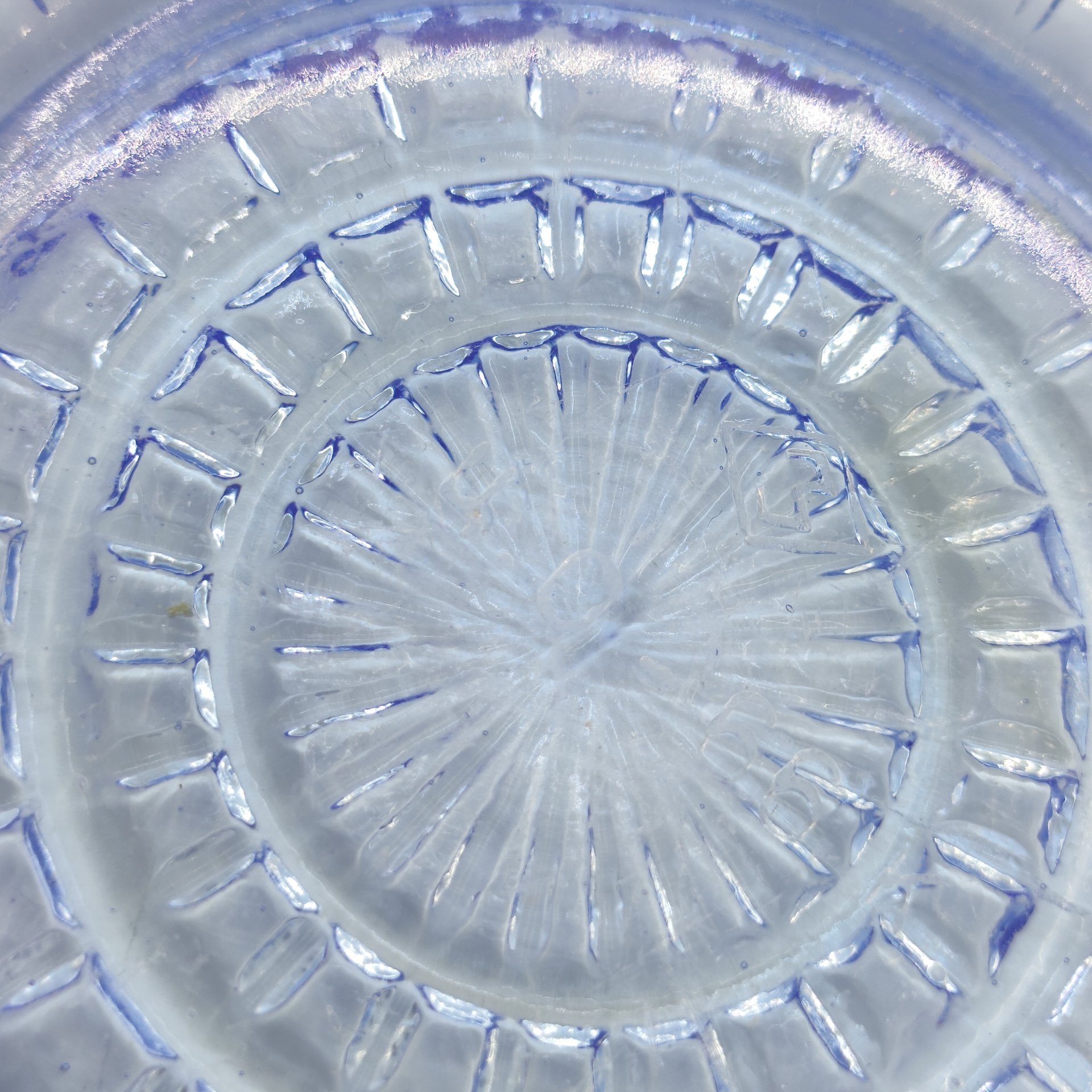 Салатник круглой формы с геометрическим объёмным декором, Завод Запрудня, цветное стекло, пресс, СССР, 1970-1980 гг.