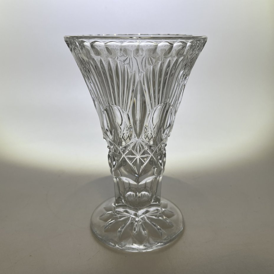 Миниатюрная ваза с резным декором, хрусталь, пресс, Россия, 2000-2010 гг.