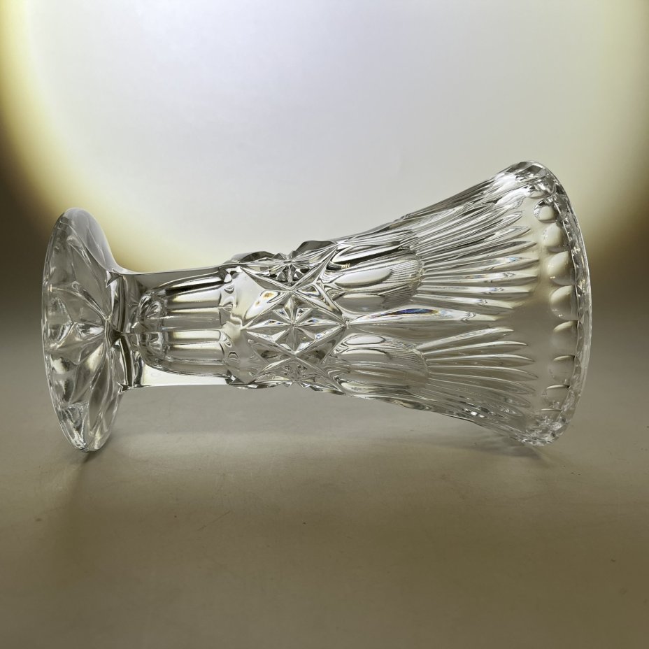 Миниатюрная ваза с резным декором