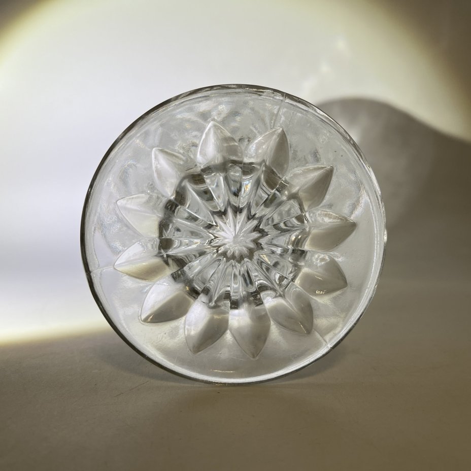 Миниатюрная ваза с резным декором