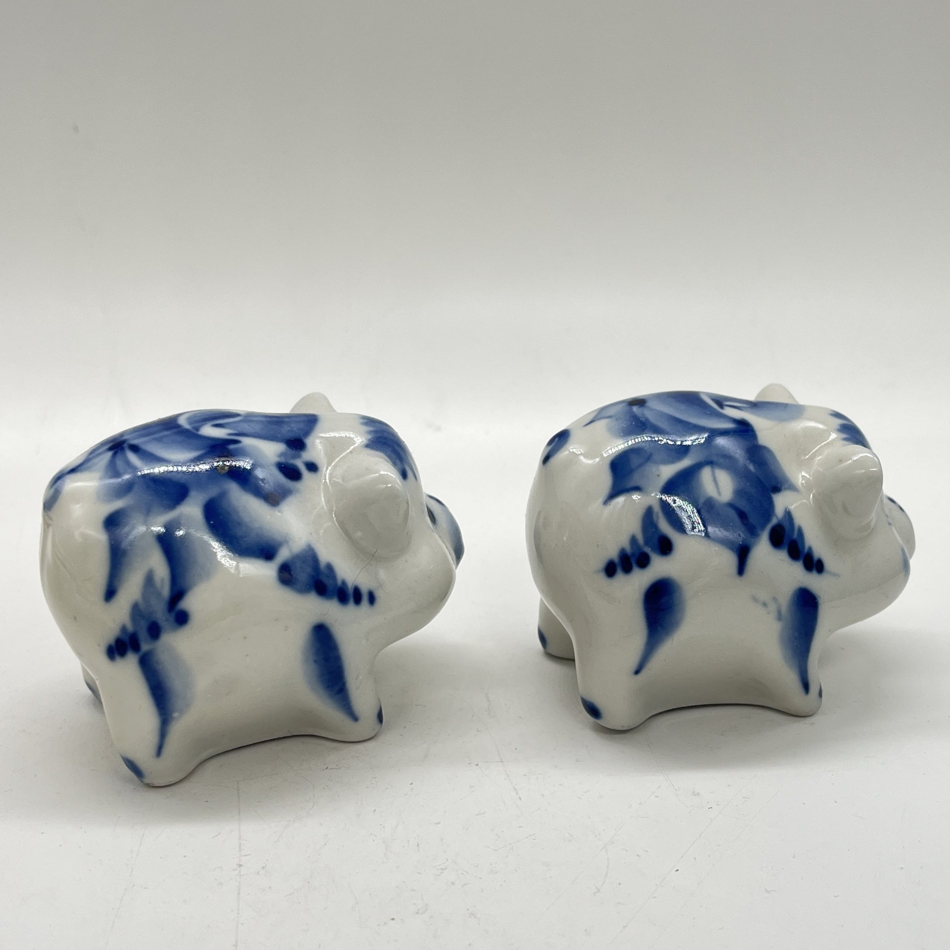 Набор для специй "Хрюшки" из солонки и перечницы, Гжель, фарфор, роспись, Россия, 1980-2010 гг.