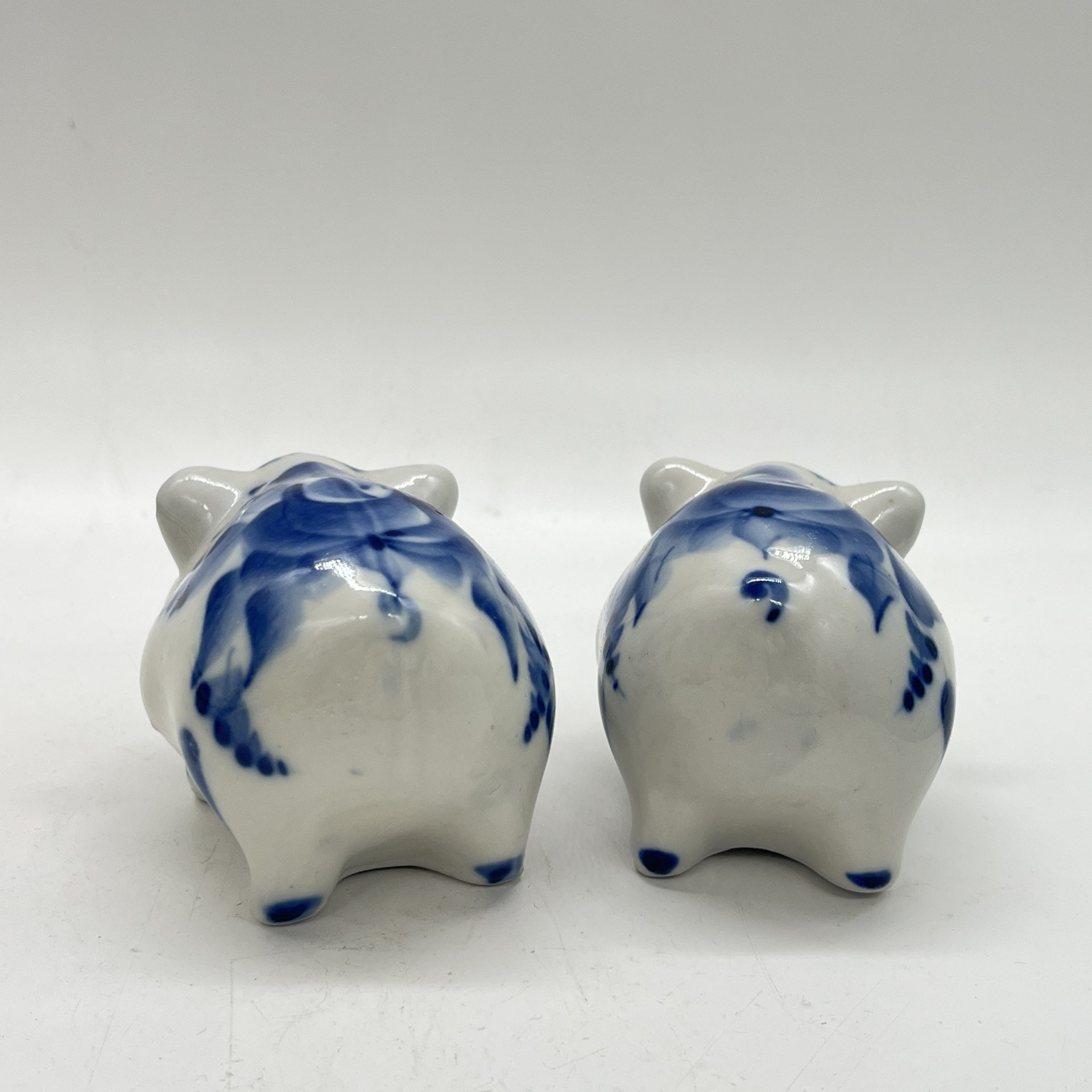 Набор для специй "Хрюшки" из солонки и перечницы, Гжель, фарфор, роспись, Россия, 1980-2010 гг.