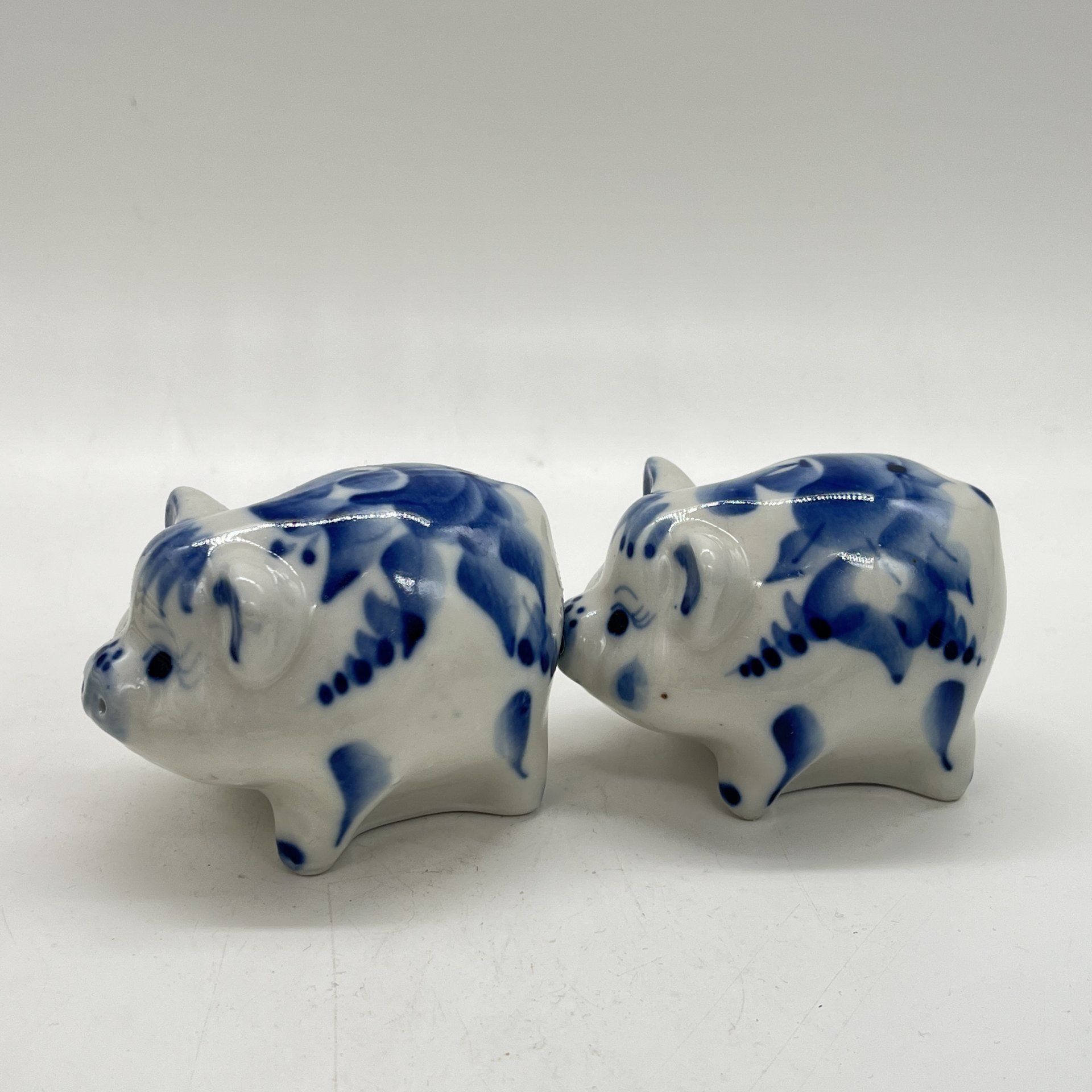 Набор для специй "Хрюшки" из солонки и перечницы, Гжель, фарфор, роспись, Россия, 1980-2010 гг.