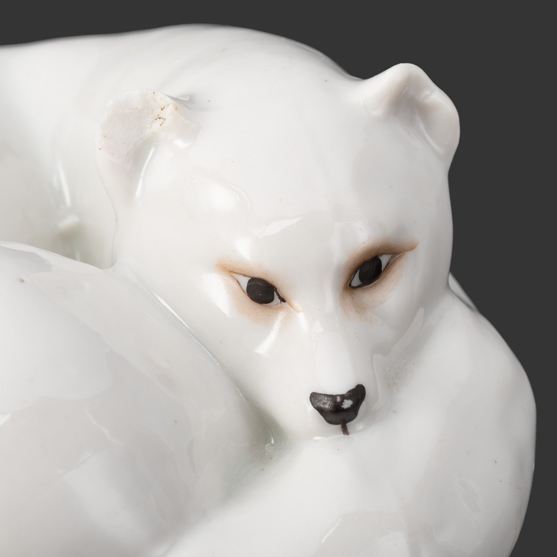 Статуэтка "Песец" ("Лисица"), скульптор Блохин В.И. (с оригинала "Свернувшаяся кольцом лисица" Э. Нильсена, Датская Королевская фарфоровая мануфактура), автор росписи Ризнич И.И., фарфор, роспись, Государственный фарфоровый завод (ГФЗ), СССР, 1918-1930 гг.