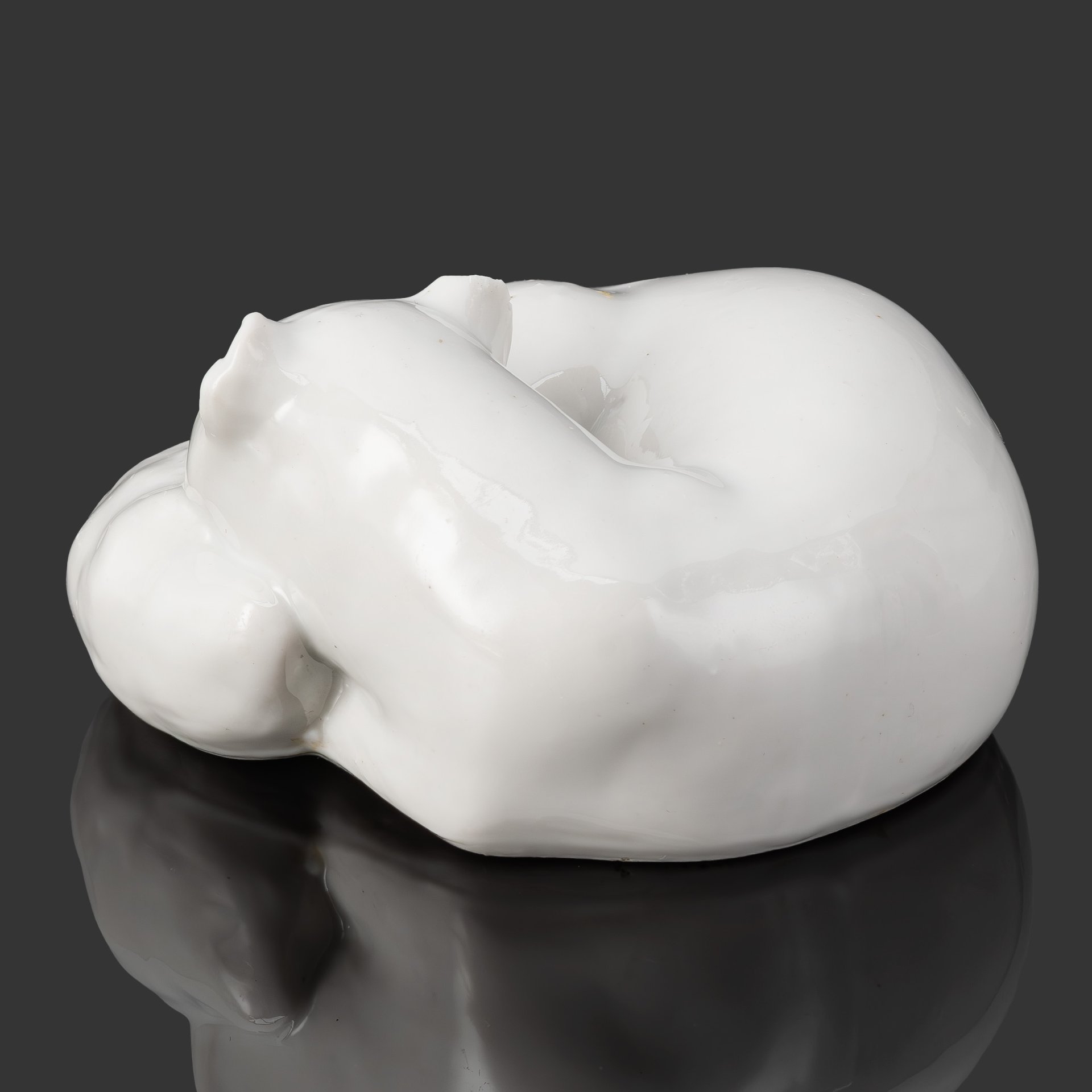 Статуэтка "Песец" ("Лисица"), скульптор Блохин В.И. (с оригинала "Свернувшаяся кольцом лисица" Э. Нильсена, Датская Королевская фарфоровая мануфактура), автор росписи Ризнич И.И., фарфор, роспись, Государственный фарфоровый завод (ГФЗ), СССР, 1918-1930 гг.