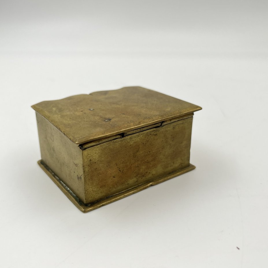 Шкатулка прямоугольной формы с откидной крышкой (спичечница)