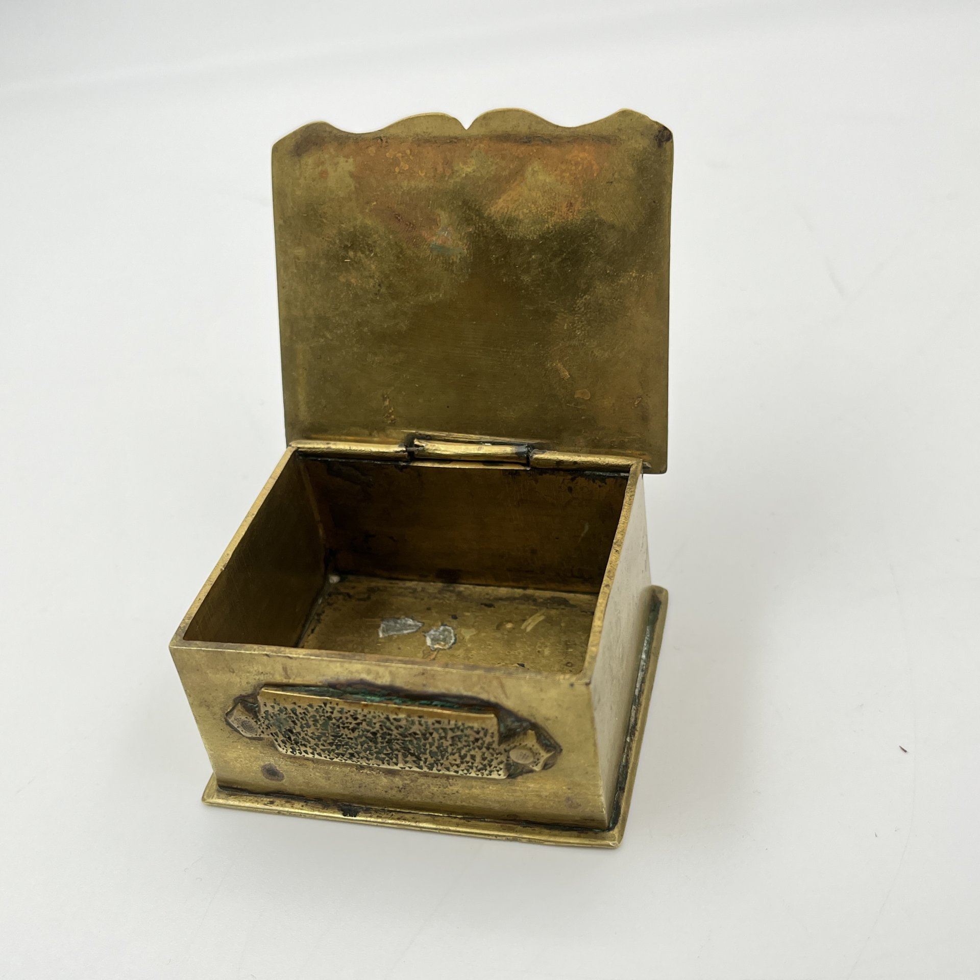Шкатулка прямоугольной формы с откидной крышкой (спичечница), бронза, Западная Европа, 1920-1950 гг.