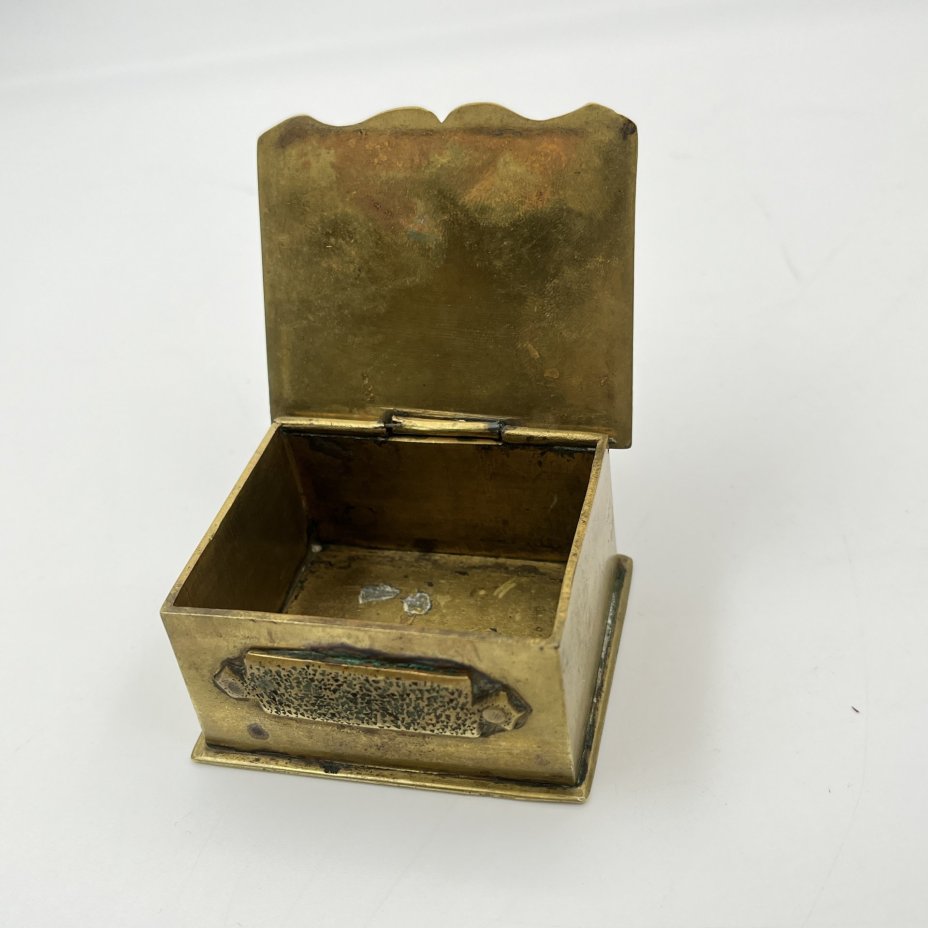 Шкатулка прямоугольной формы с откидной крышкой (спичечница)