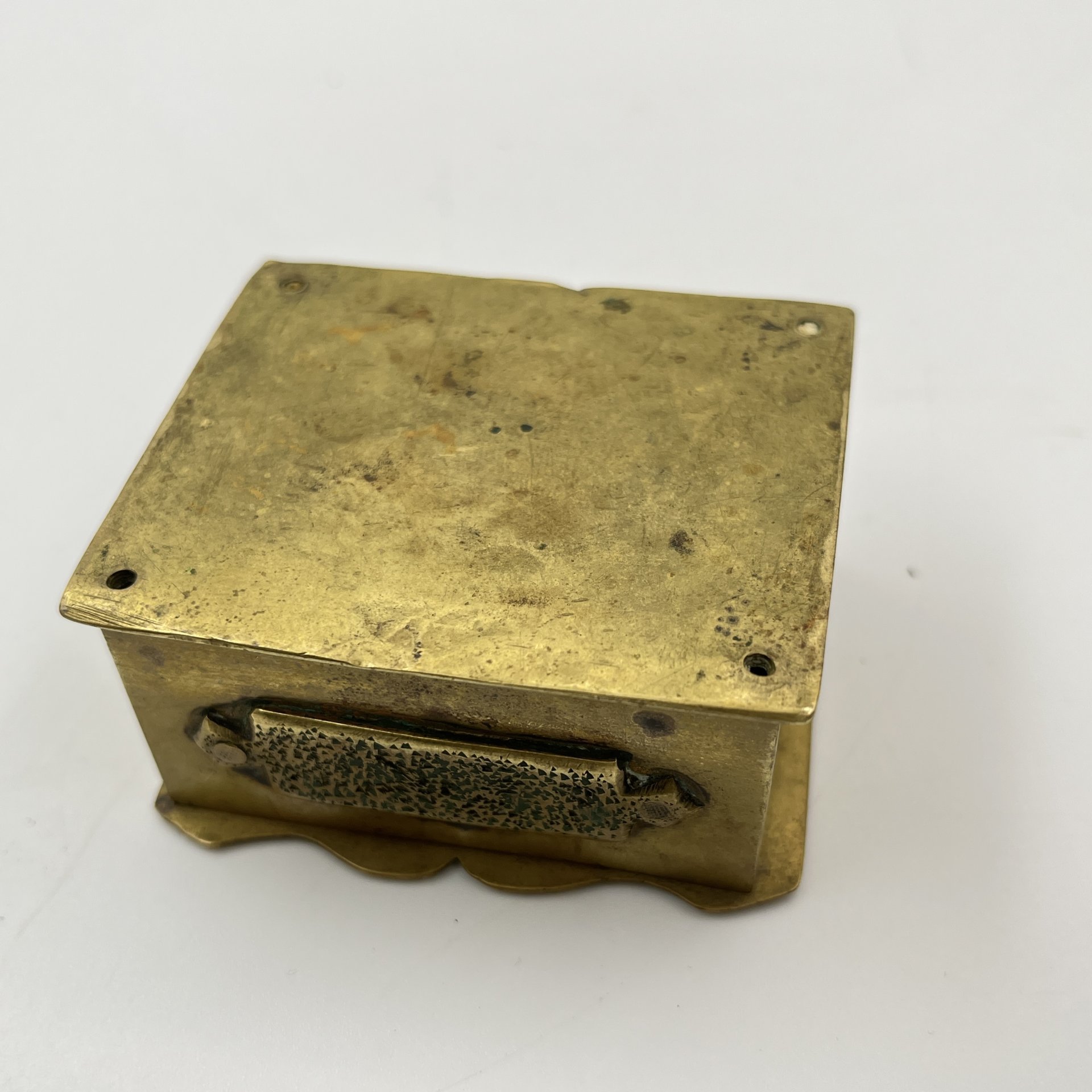 Шкатулка прямоугольной формы с откидной крышкой (спичечница), бронза, Западная Европа, 1920-1950 гг.