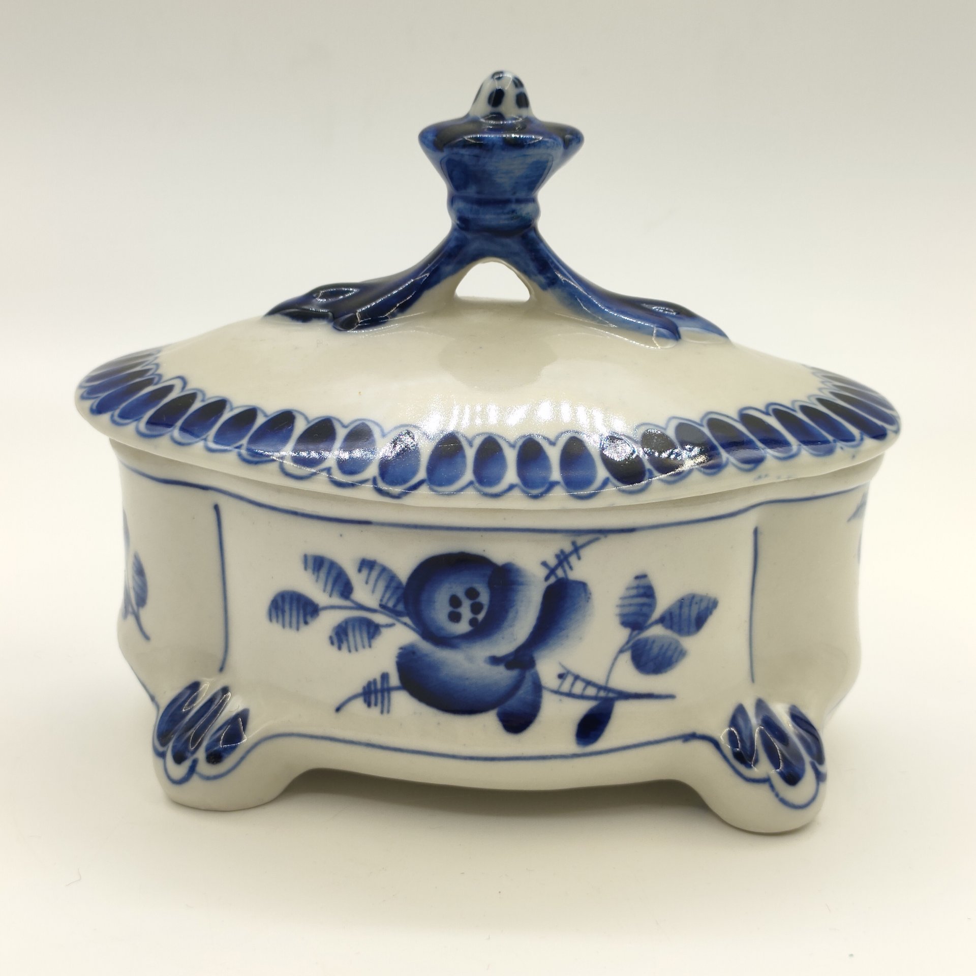 Шкатулка с цветочным декором, фарфор, роспись, Объединение «Гжель», СССР, 1972-1985 гг.