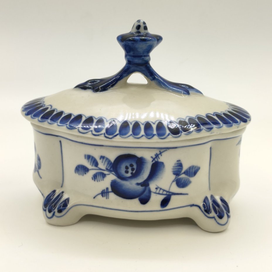 Шкатулка с цветочным декором, фарфор, роспись, Объединение «Гжель», СССР, 1972-1985 гг.