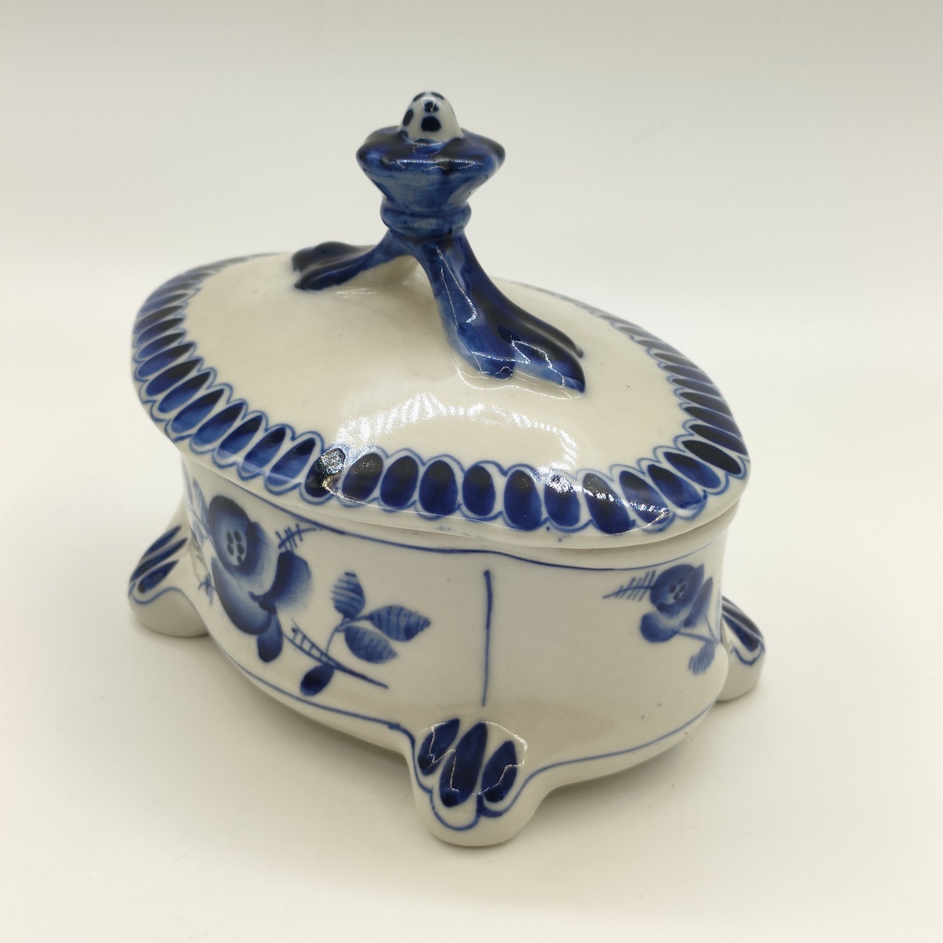 Шкатулка с цветочным декором, фарфор, роспись, Объединение «Гжель», СССР, 1972-1985 гг.