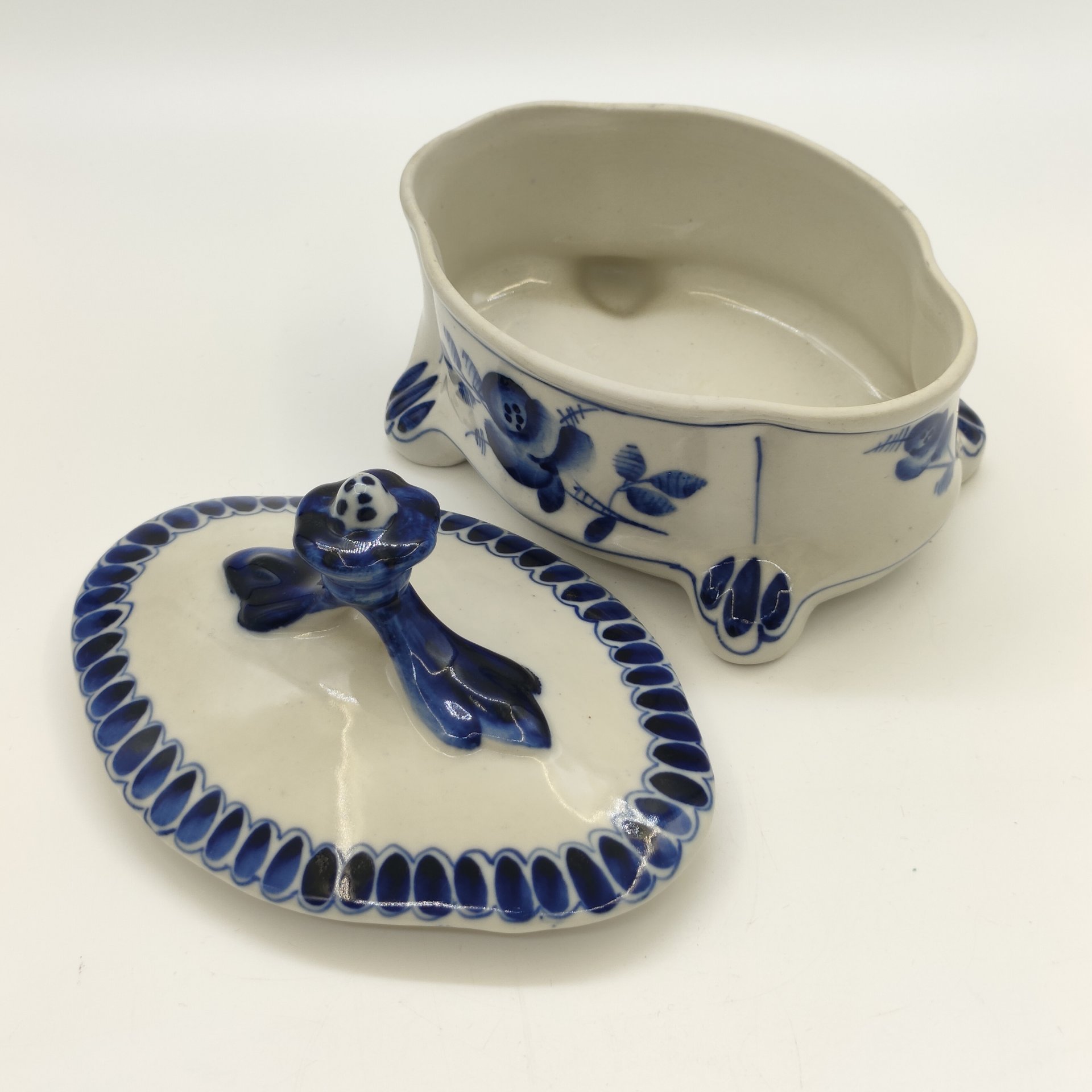 Шкатулка с цветочным декором, фарфор, роспись, Объединение «Гжель», СССР, 1972-1985 гг.