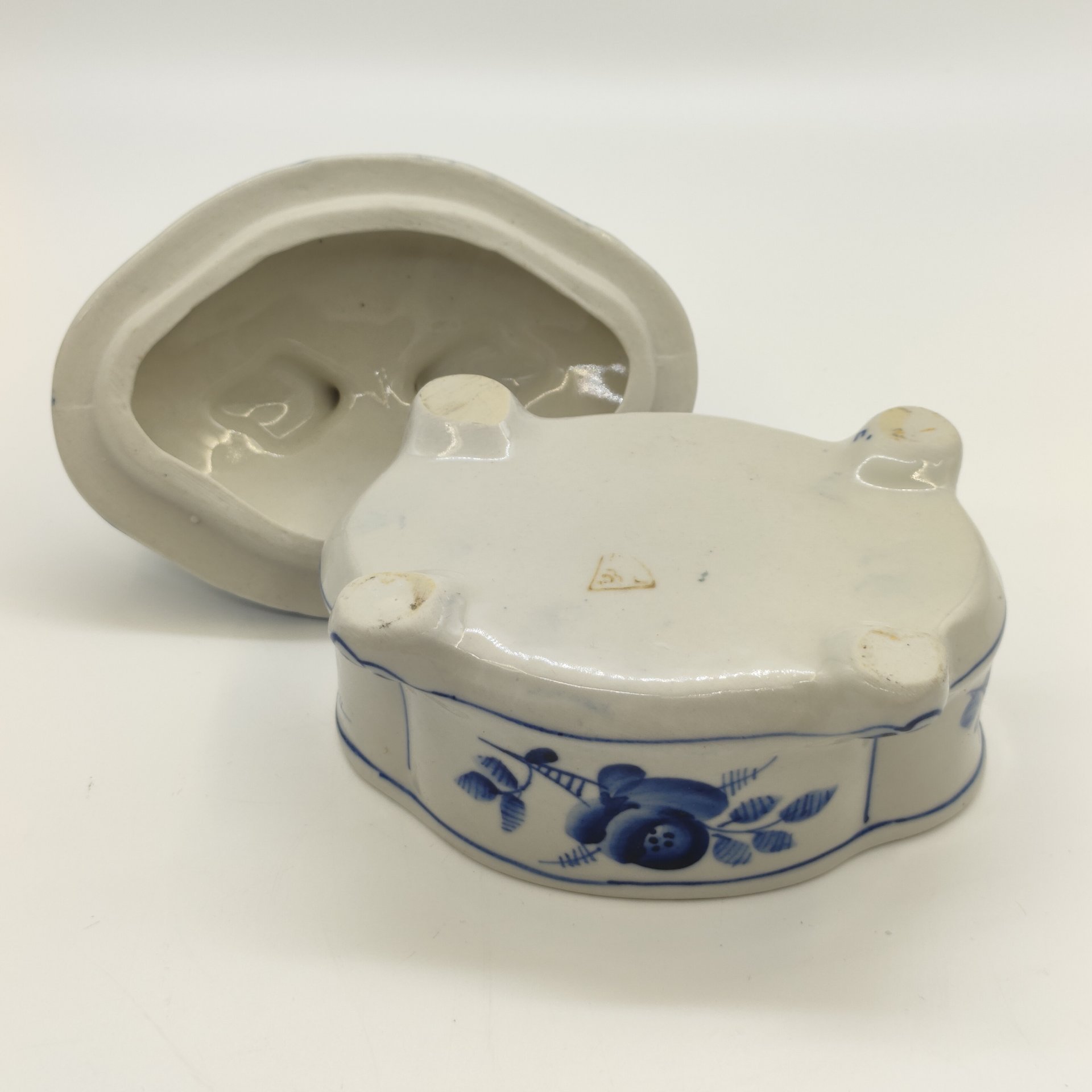 Шкатулка с цветочным декором, фарфор, роспись, Объединение «Гжель», СССР, 1972-1985 гг.