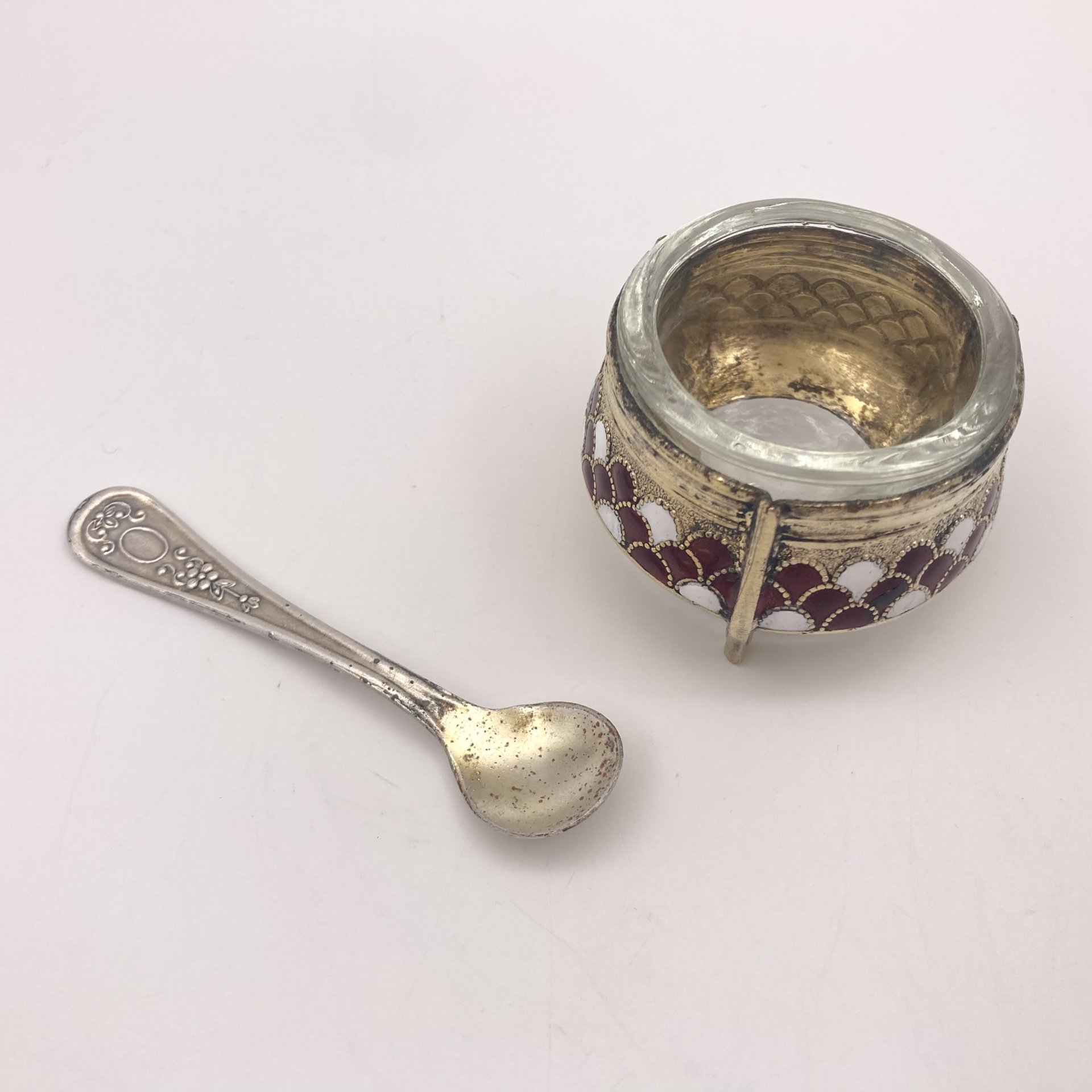 Солонка с декором в виде чешуи и ложечкой, мельхиор (медь-никель), эмали, стекло, Мстерская художественная фабрика  «Ювелир», Мстерская художественная фабрика  «Ювелир»