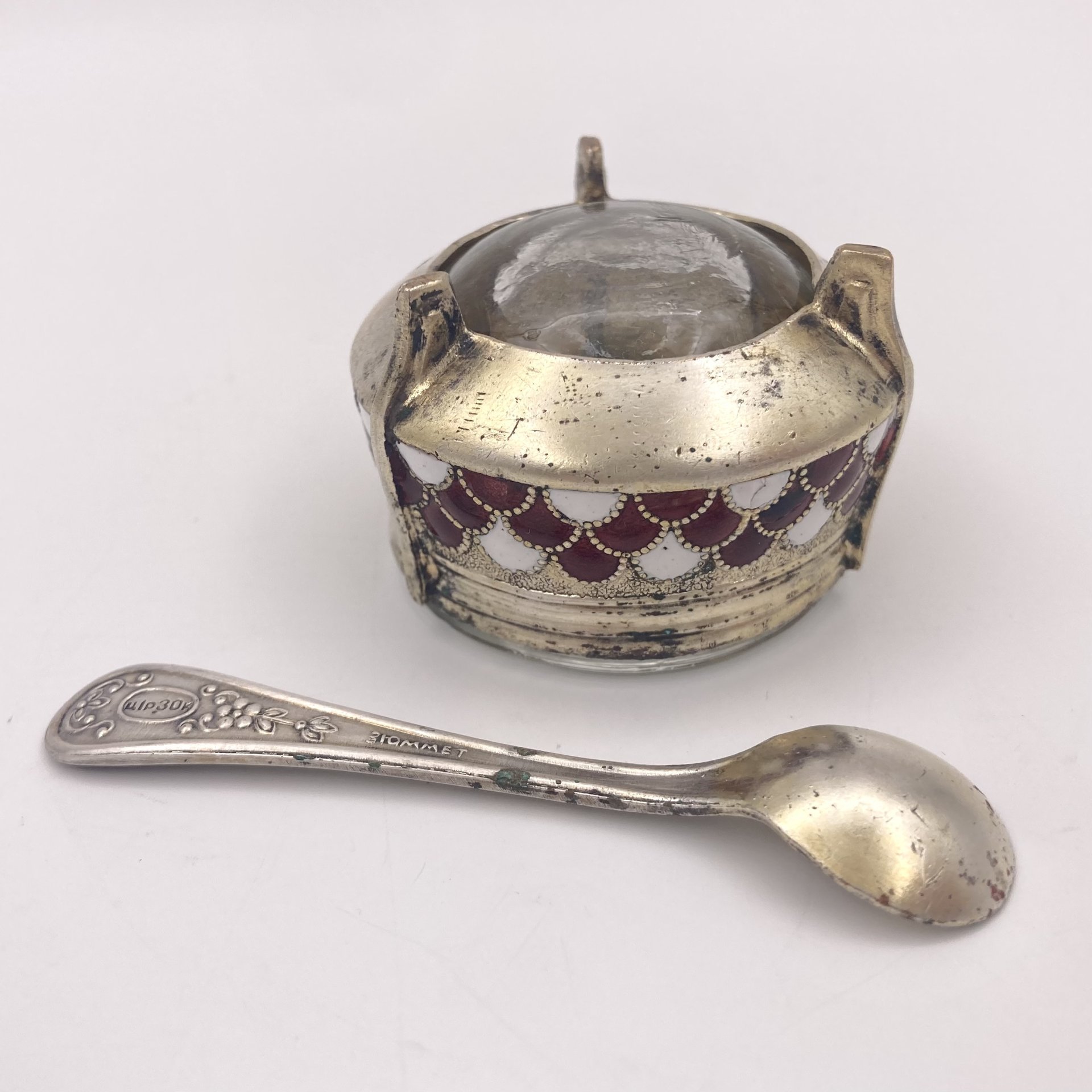 Солонка с декором в виде чешуи и ложечкой, мельхиор (медь-никель), эмали, стекло, Мстерская художественная фабрика  «Ювелир», Мстерская художественная фабрика  «Ювелир»