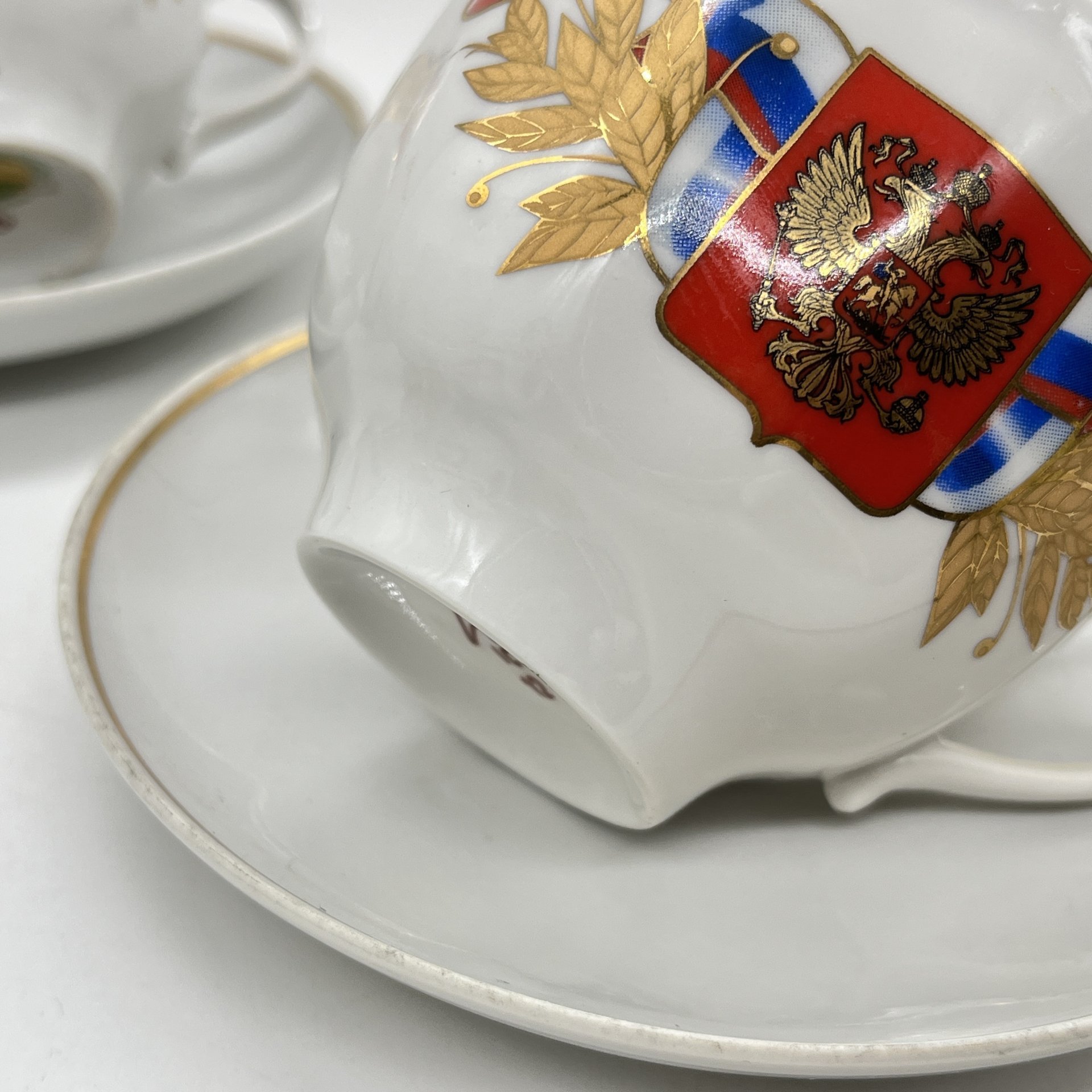 Две чайные пары с изображением герба Российской Федерации, фарфор, деколь, золочение, Дулевский фарфоровый завод (Дулёво), Российская Федерация, 1991-2010 гг.
