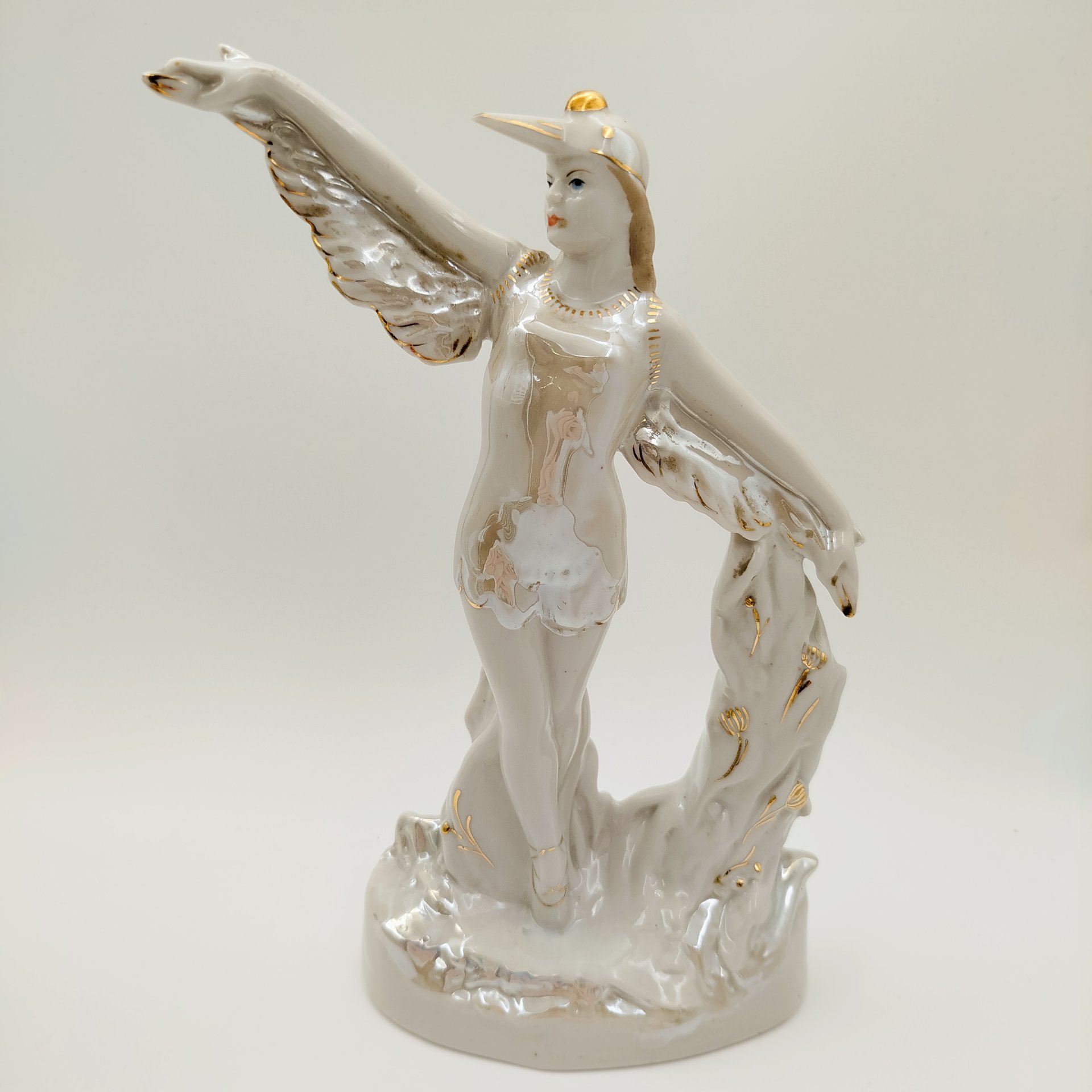 Статуэтка "Балерина в роли аиста", скульптор М.А. Интизарян, фарфор, люстр, золочение, Дмитровский фарфоровый завод (ДФЗ Вербилки), СССР, 1954-1965 гг.