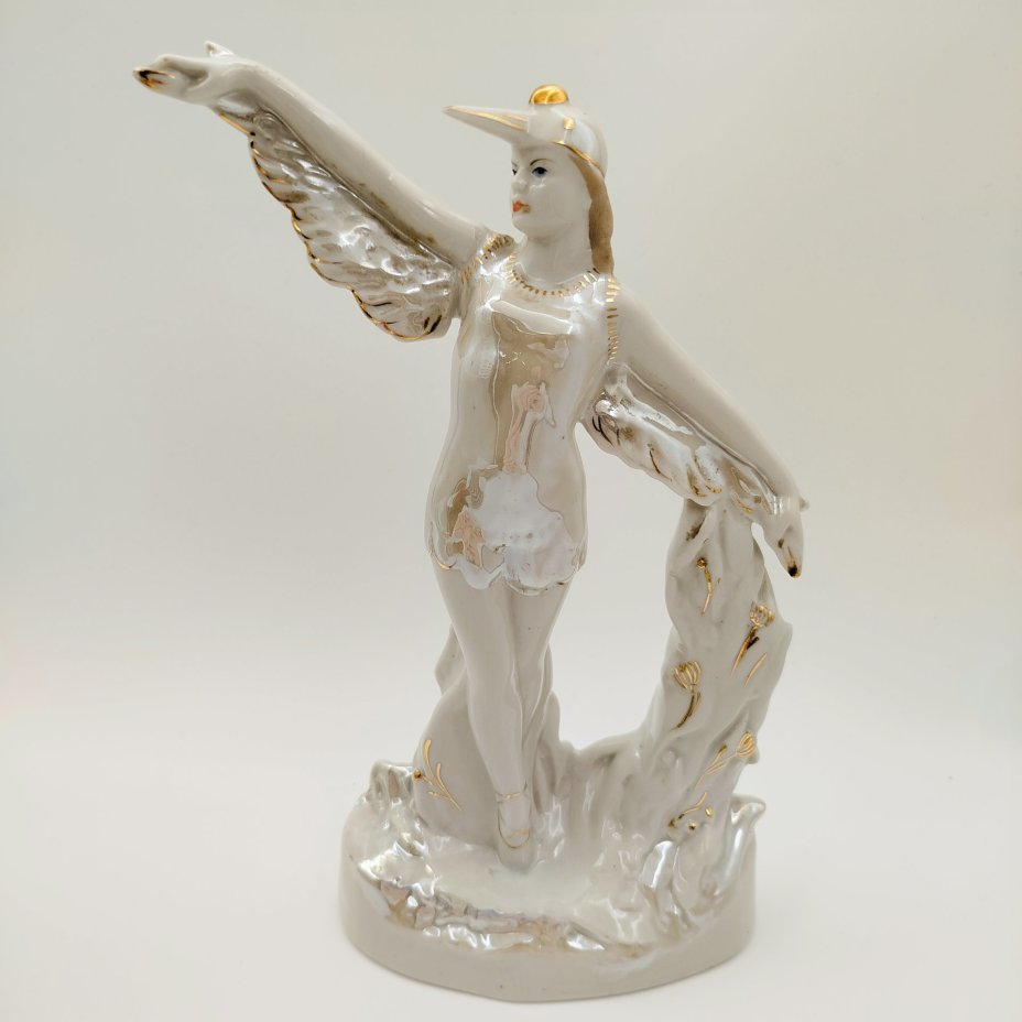 Статуэтка "Балерина в роли аиста", скульптор М.А. Интизарян, фарфор, люстр, золочение, Дмитровский фарфоровый завод (ДФЗ Вербилки), СССР, 1954-1965 гг.