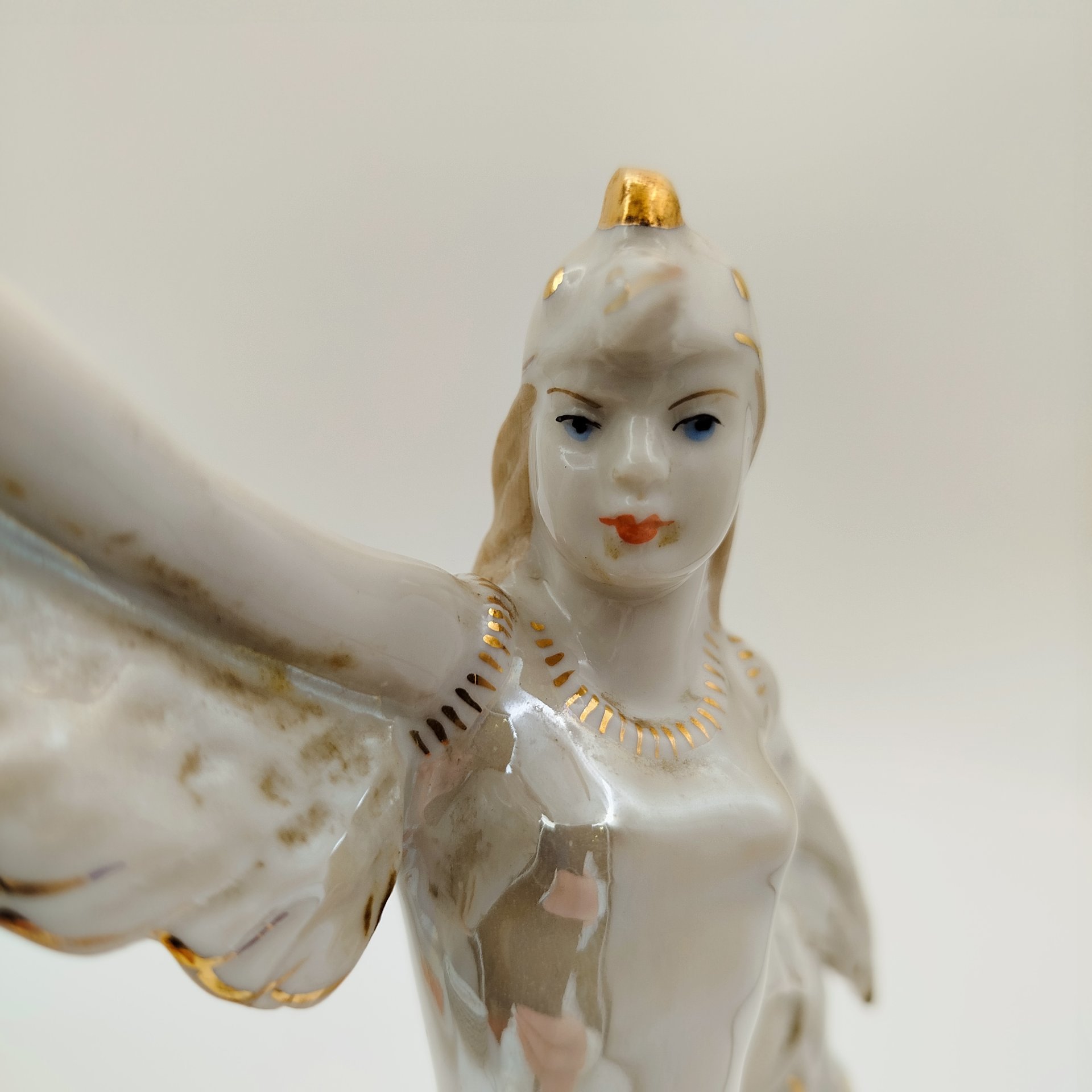 Статуэтка "Балерина в роли аиста", скульптор М.А. Интизарян, фарфор, люстр, золочение, Дмитровский фарфоровый завод (ДФЗ Вербилки), СССР, 1954-1965 гг.