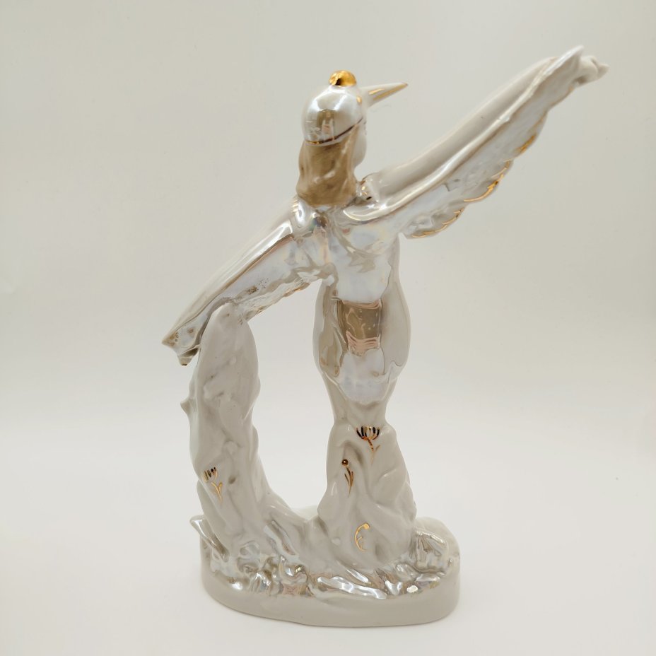 Статуэтка "Балерина в роли аиста", скульптор М.А. Интизарян, фарфор, люстр, золочение, Дмитровский фарфоровый завод (ДФЗ Вербилки), СССР, 1954-1965 гг.