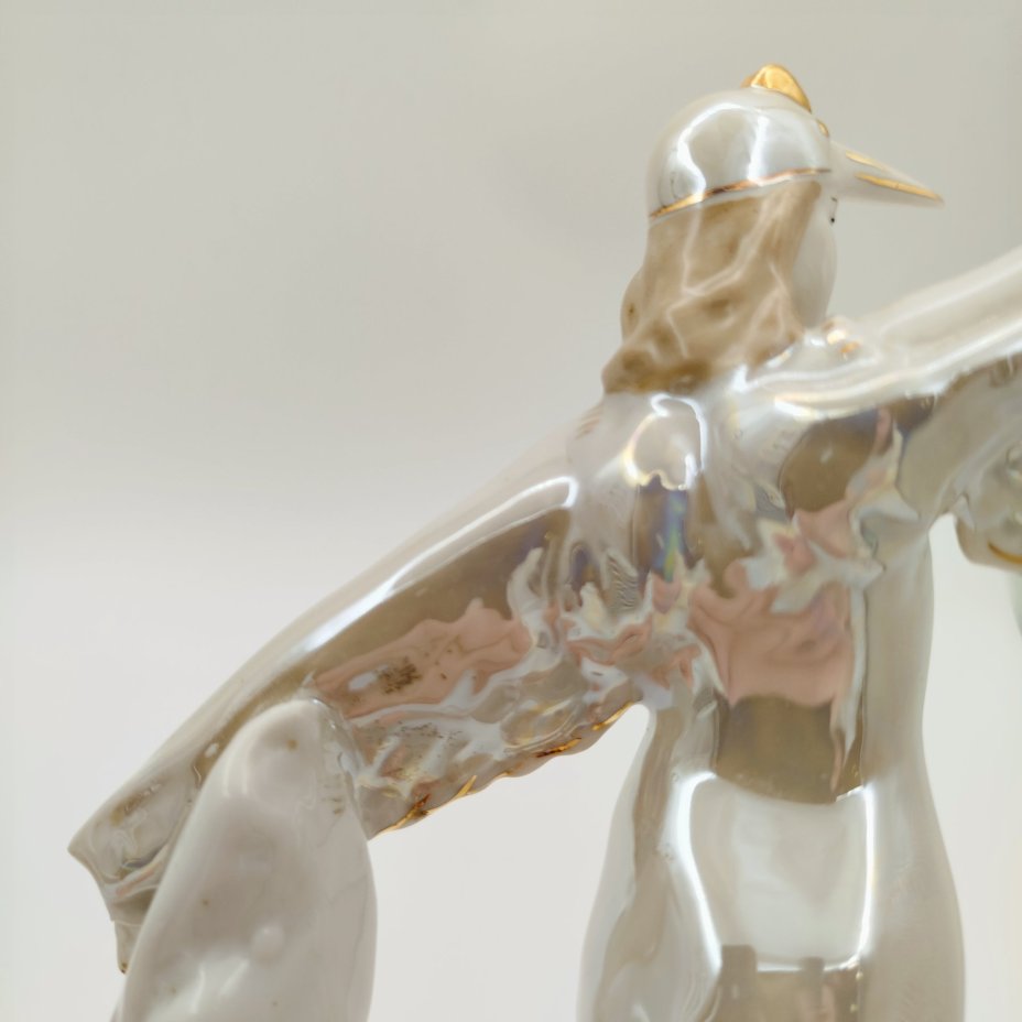 Статуэтка "Балерина в роли аиста", скульптор М.А. Интизарян, фарфор, люстр, золочение, Дмитровский фарфоровый завод (ДФЗ Вербилки), СССР, 1954-1965 гг.