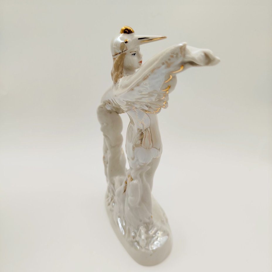 Статуэтка "Балерина в роли аиста", скульптор М.А. Интизарян, фарфор, люстр, золочение, Дмитровский фарфоровый завод (ДФЗ Вербилки), СССР, 1954-1965 гг.