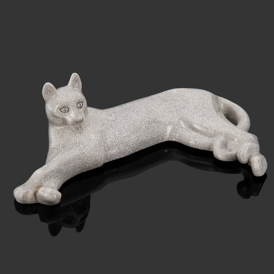 Статуэтка "Лежащая кошка" ("Пума"), автор Г.Б. Садиков, фаянс, кракле, Конаковский фаянсовый завод им. М.И. Калинина (ЗиК Конаково), СССР, 1967 г.