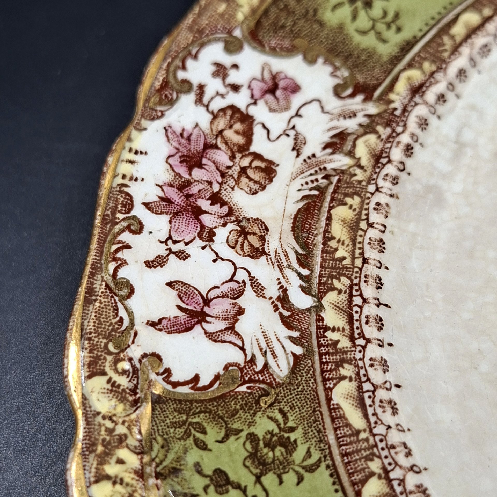 Тарелка десертная с растительным декором, фаянс, крытье, деколь, золочение, Wedgwood, Великобритания, 1900-1906 гг.