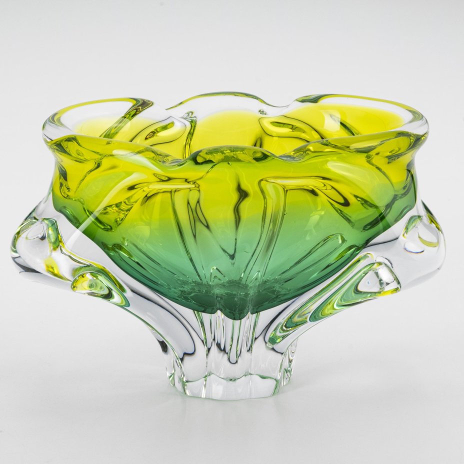 Пепельница (глубокая) в виде цветка, Хржибский стекольный завод (CHribska Glass), стекло, гутная техника