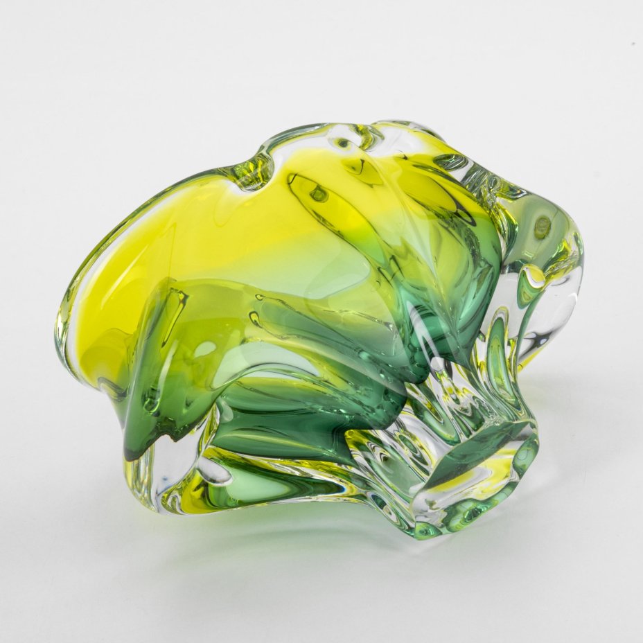 Пепельница (глубокая) в виде цветка, Хржибский стекольный завод (CHribska Glass), стекло, гутная техника