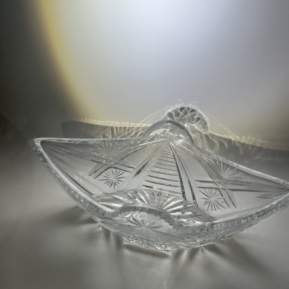 Салатник-ладья с резным геометрическим декором