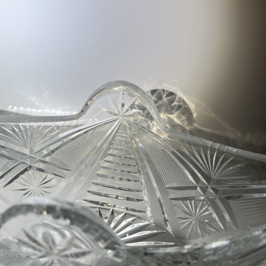 Салатник-ладья с резным геометрическим декором