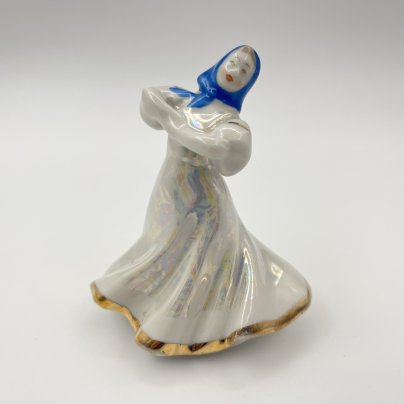 Статуэтка из скульптурной композиции "Русский перепляс", автор А.Д. Бржезицкая, фарфор, роспись, люстр, золочение, Дулевский фарфоровый завод (Дулёво), СССР, 1962 г.
