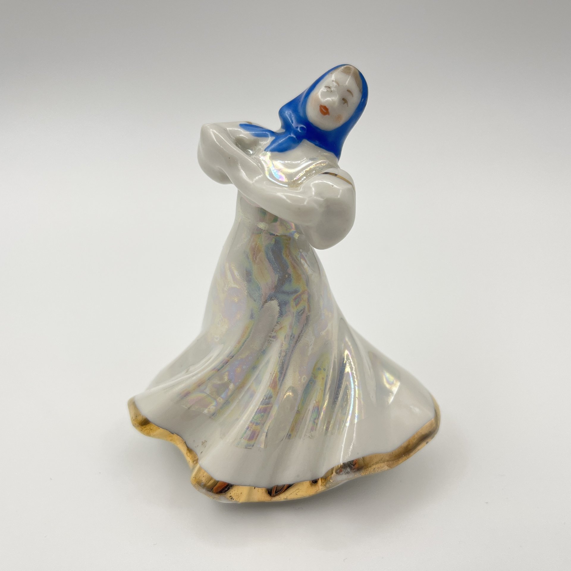 Статуэтка из скульптурной композиции "Русский перепляс", автор А.Д. Бржезицкая, фарфор, роспись, люстр, золочение, Дулевский фарфоровый завод (Дулёво), СССР, 1962 г.