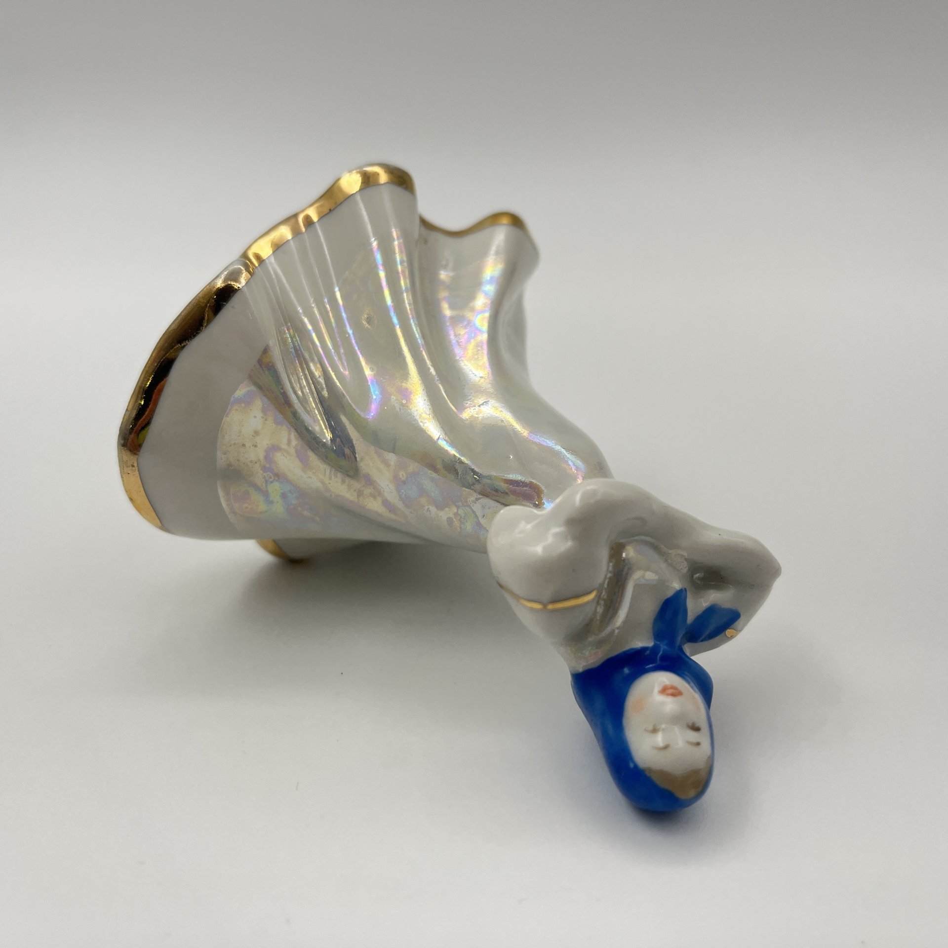 Статуэтка из скульптурной композиции "Русский перепляс", автор А.Д. Бржезицкая, фарфор, роспись, люстр, золочение, Дулевский фарфоровый завод (Дулёво), СССР, 1962 г.