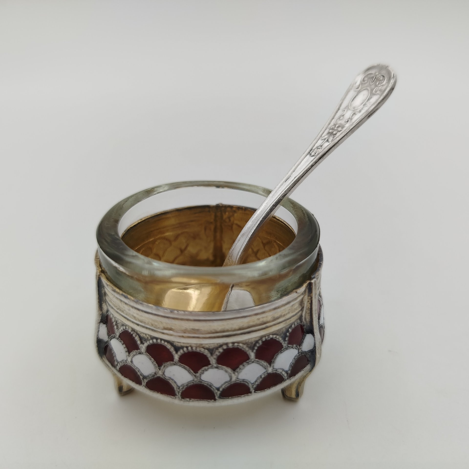 Солонка с декором в виде чешуи, с ложкой, мельхиор (медь-никель), эмаль, стекло, Мстерская художественная фабрика  «Ювелир»