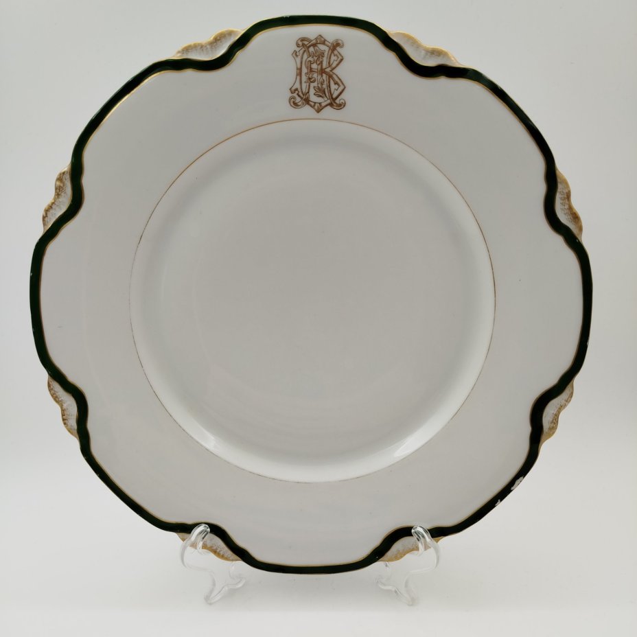 Тарелка обеденная с монограммой, завод М.С. Кузнецова (предположительно), фарфор, крытье, золочение, Российская империя, 1890-1910 гг.