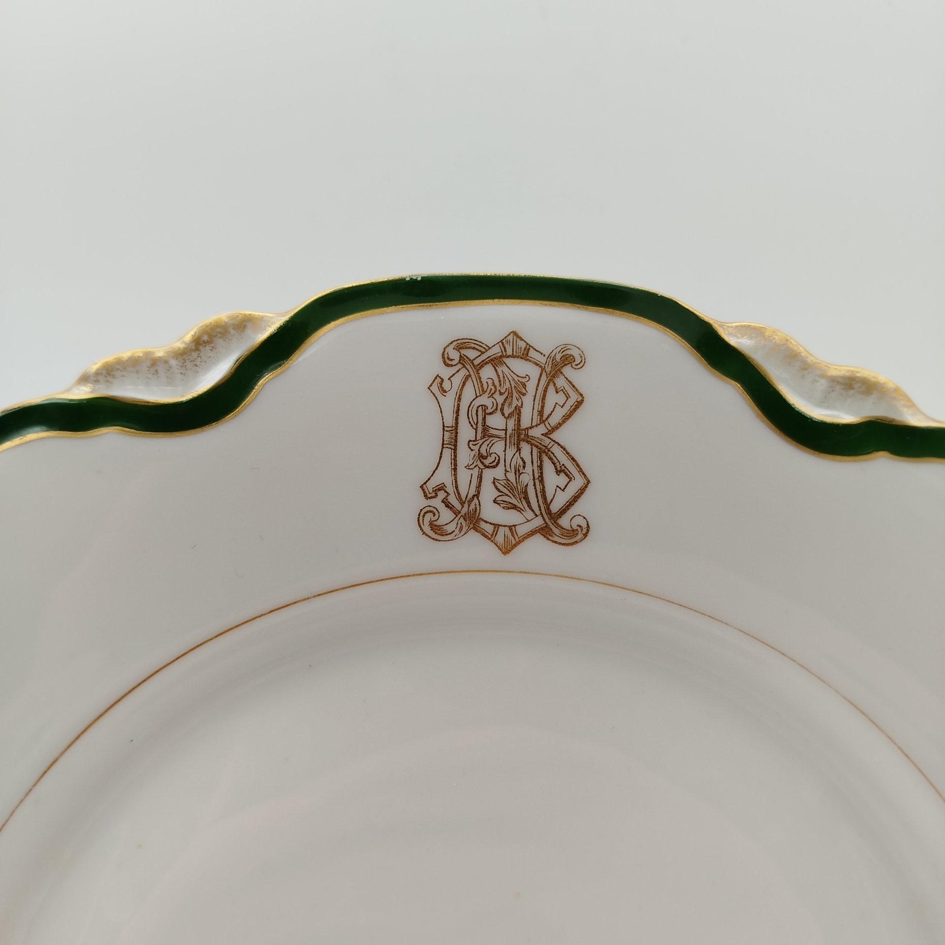 Тарелка обеденная с монограммой, завод М.С. Кузнецова (предположительно), фарфор, крытье, золочение, Российская империя, 1890-1910 гг.