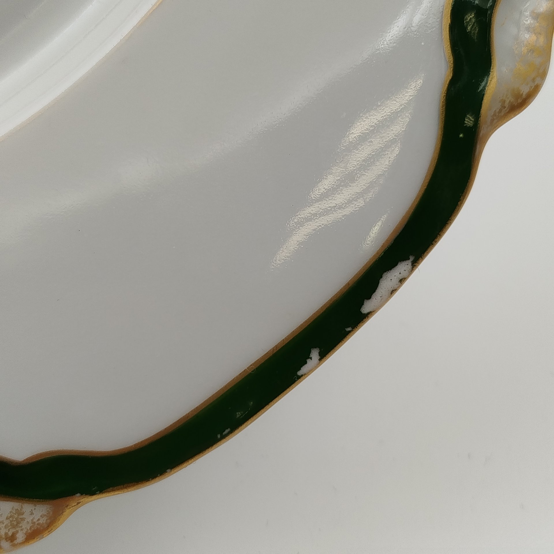 Тарелка обеденная с монограммой, завод М.С. Кузнецова (предположительно), фарфор, крытье, золочение, Российская империя, 1890-1910 гг.