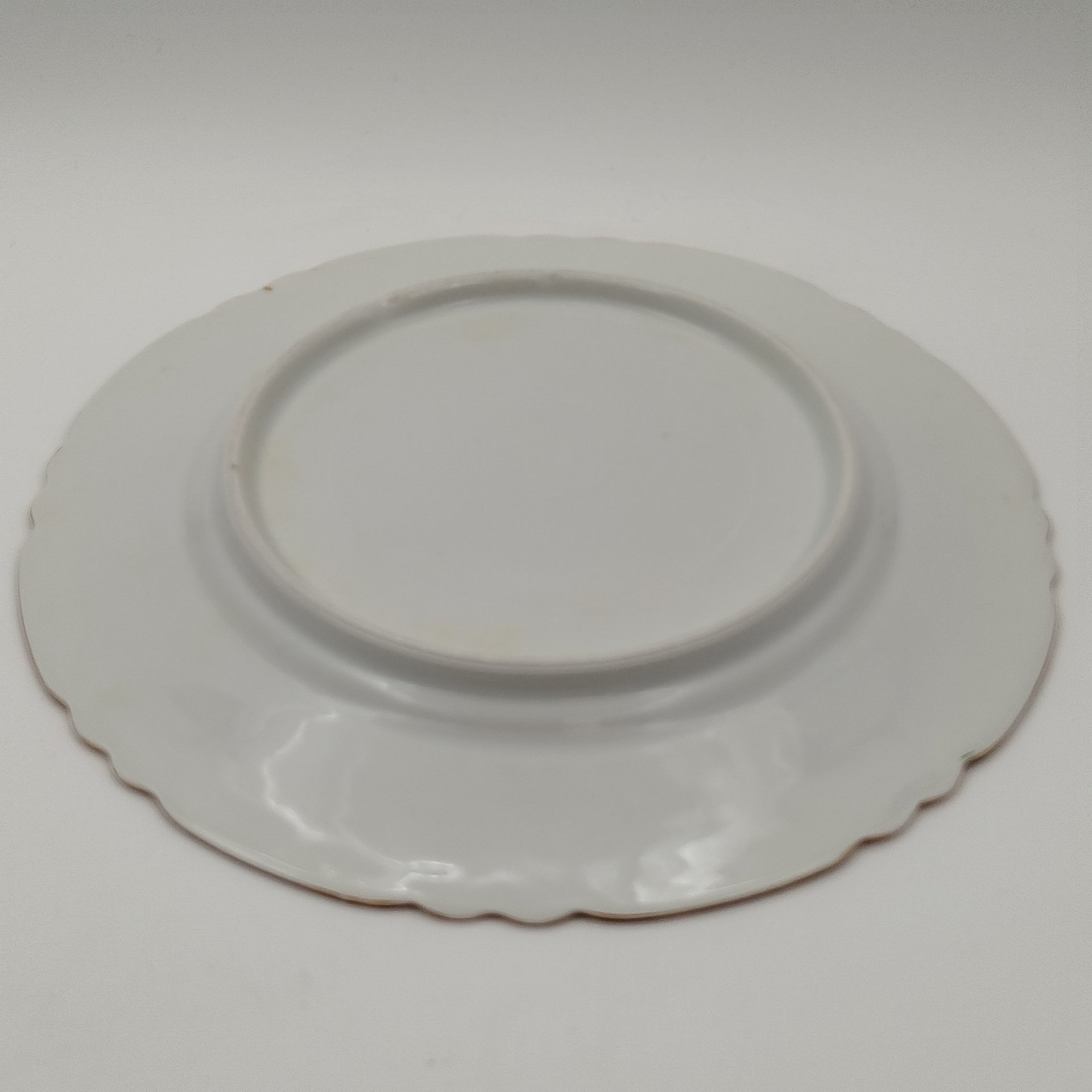 Тарелка обеденная с монограммой, завод М.С. Кузнецова (предположительно), фарфор, крытье, золочение, Российская империя, 1890-1910 гг.