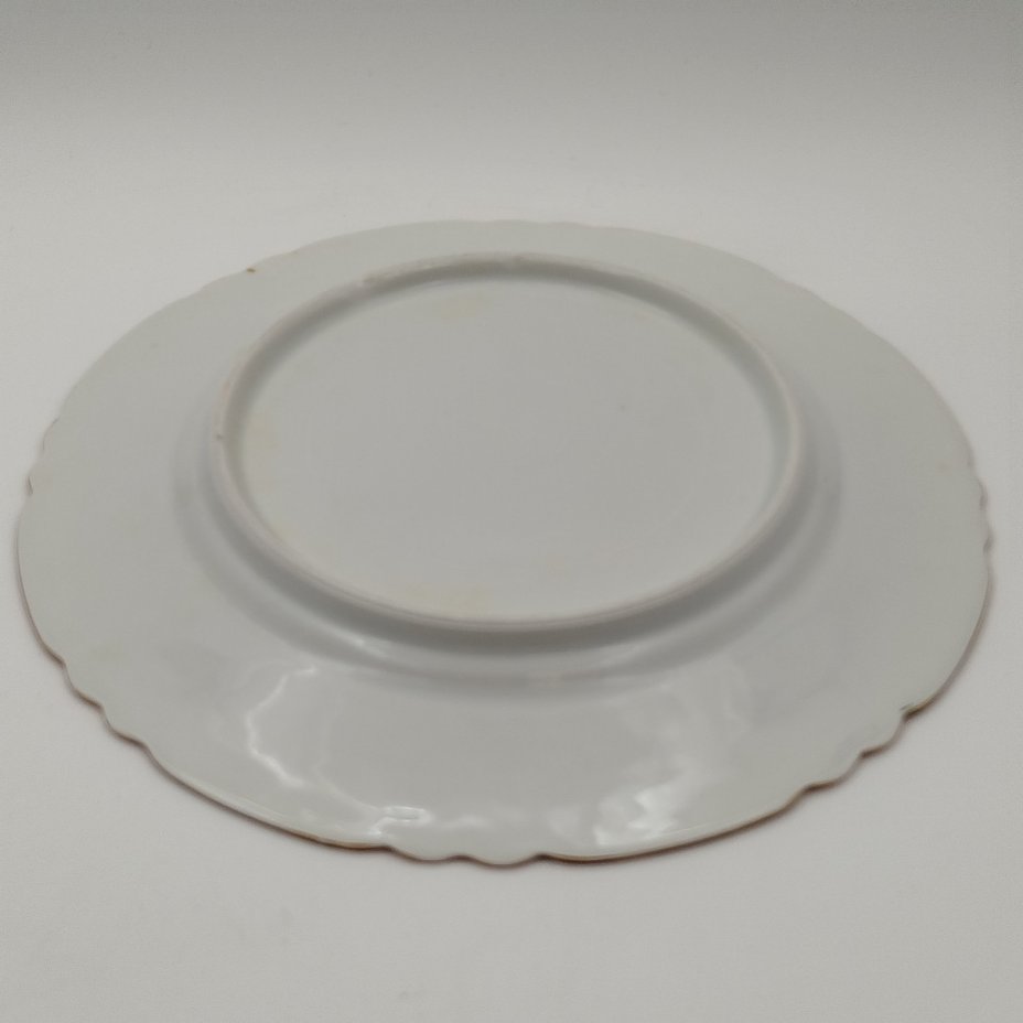 Тарелка обеденная с монограммой, завод М.С. Кузнецова (предположительно)