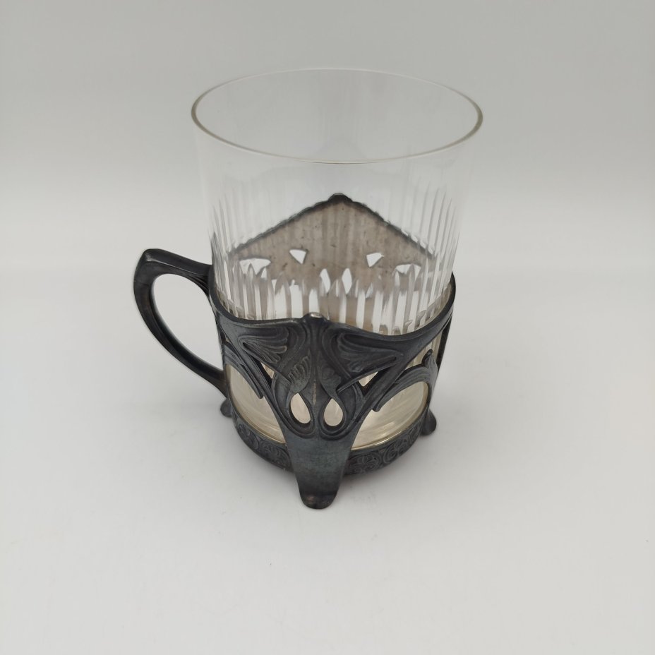 Подстаканник в стиле модерн с прорезным туловом и растительным декором (в комплекте со стаканом с геометрическим декором), металл, серебрение, стекло, Plewkiewicz & Co. (Фабрика Романа Плевкевича), Царство Польское, 1886-1914 гг.