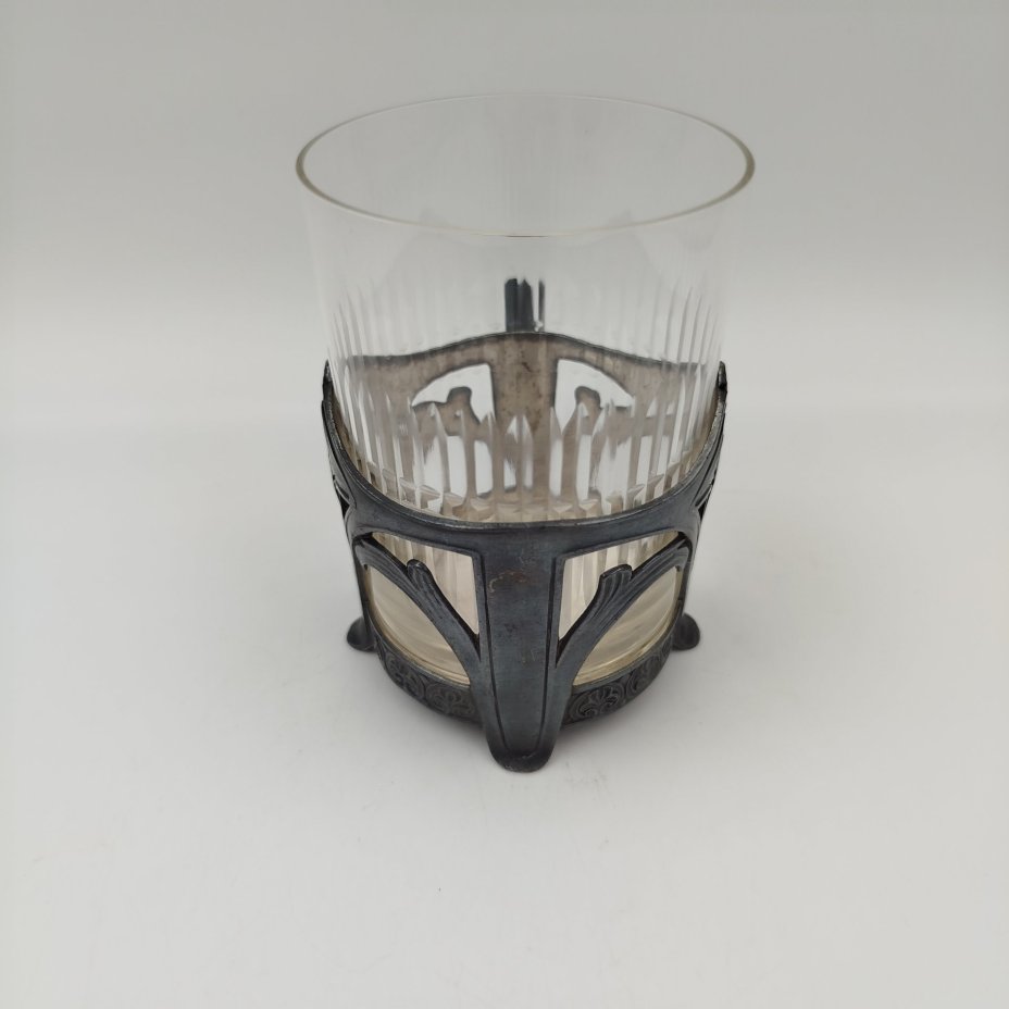 Подстаканник в стиле модерн с прорезным туловом и растительным декором (в комплекте со стаканом с геометрическим декором), металл, серебрение, стекло, Plewkiewicz & Co. (Фабрика Романа Плевкевича), Царство Польское, 1886-1914 гг.