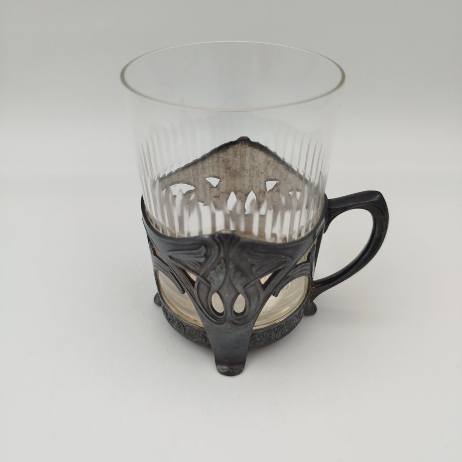 Подстаканник в стиле модерн с прорезным туловом и растительным декором (в комплекте со стаканом с геометрическим декором), металл, серебрение, стекло, Plewkiewicz & Co. (Фабрика Романа Плевкевича), Царство Польское, 1886-1914 гг.