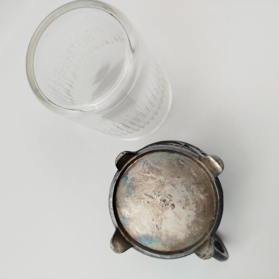 Подстаканник в стиле модерн с прорезным туловом и растительным декором (в комплекте со стаканом с геометрическим декором), металл, серебрение, стекло, Plewkiewicz & Co. (Фабрика Романа Плевкевича), Царство Польское, 1886-1914 гг.